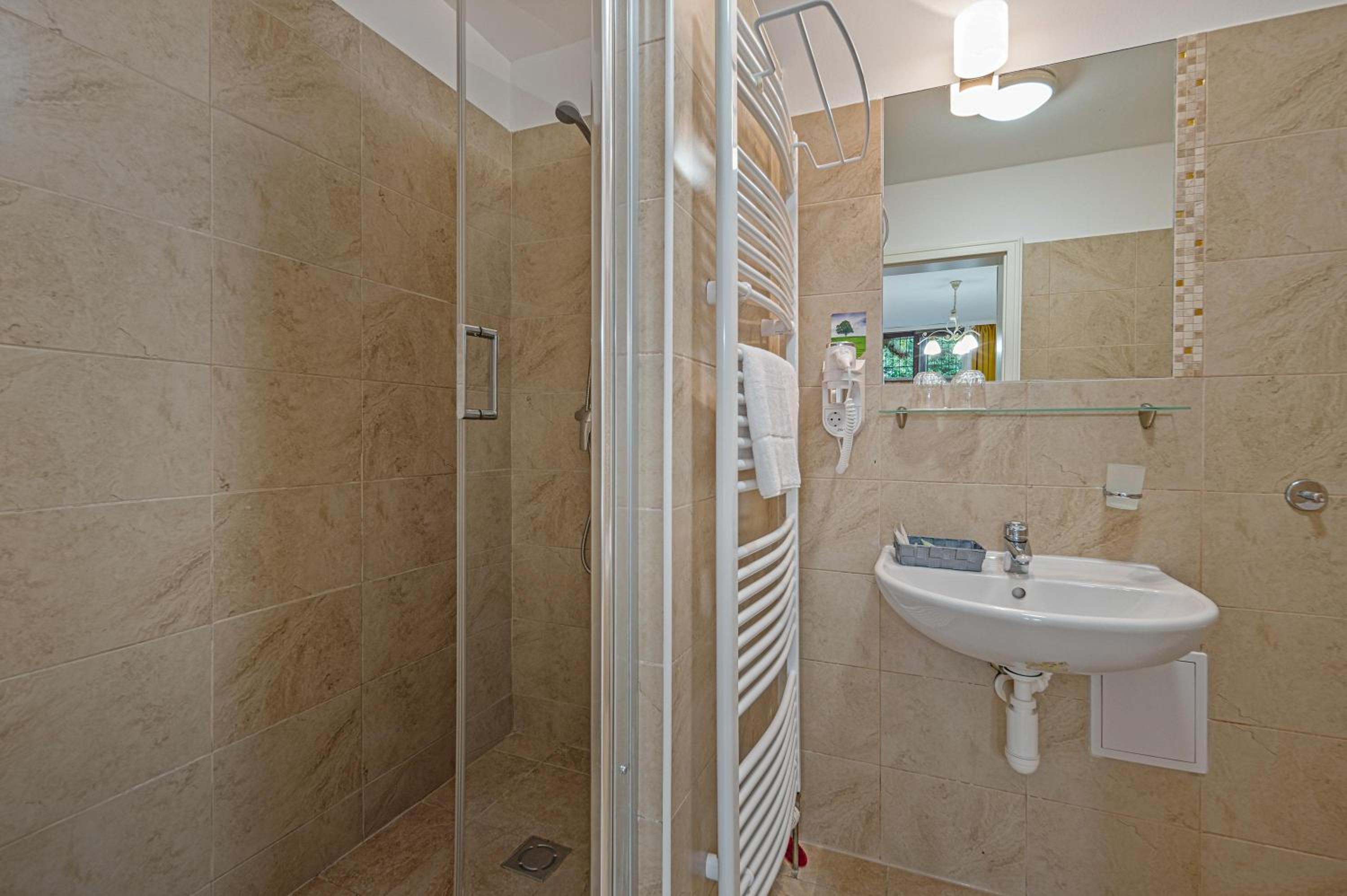 Deluxe Studio Apartment - Photo 9
