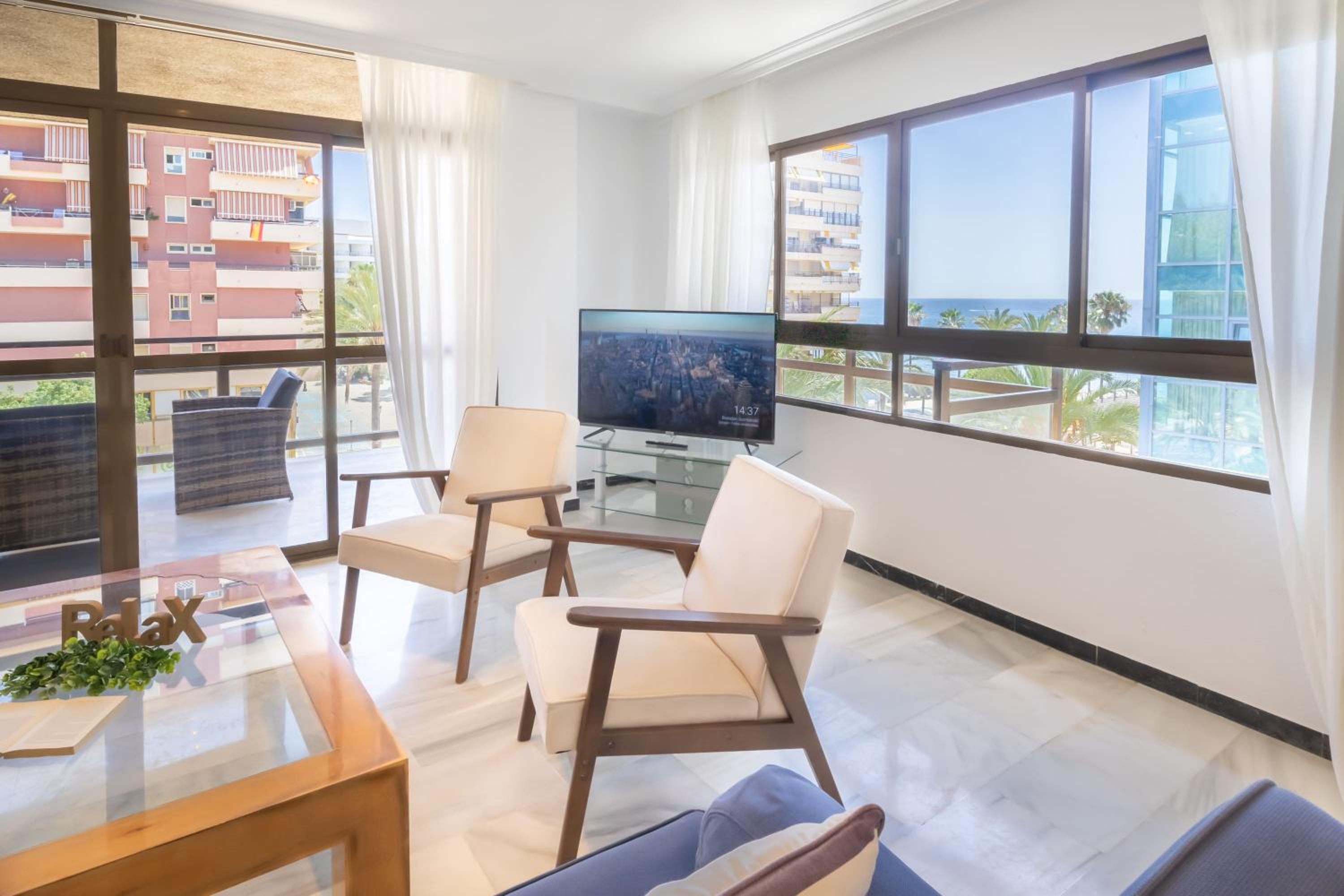 Apartamento de dos habitaciones con balcón y vista al mar