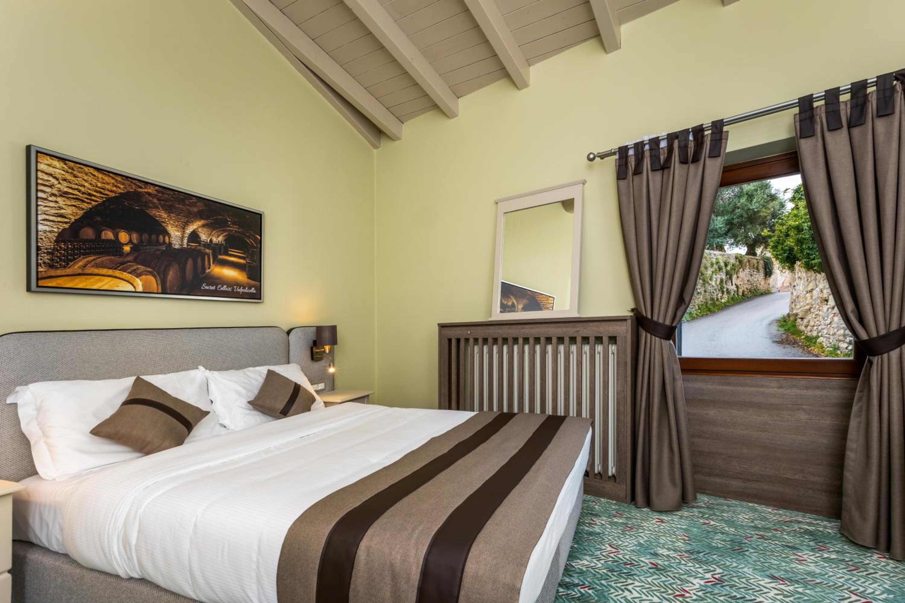Deluxe Room - Photo 5