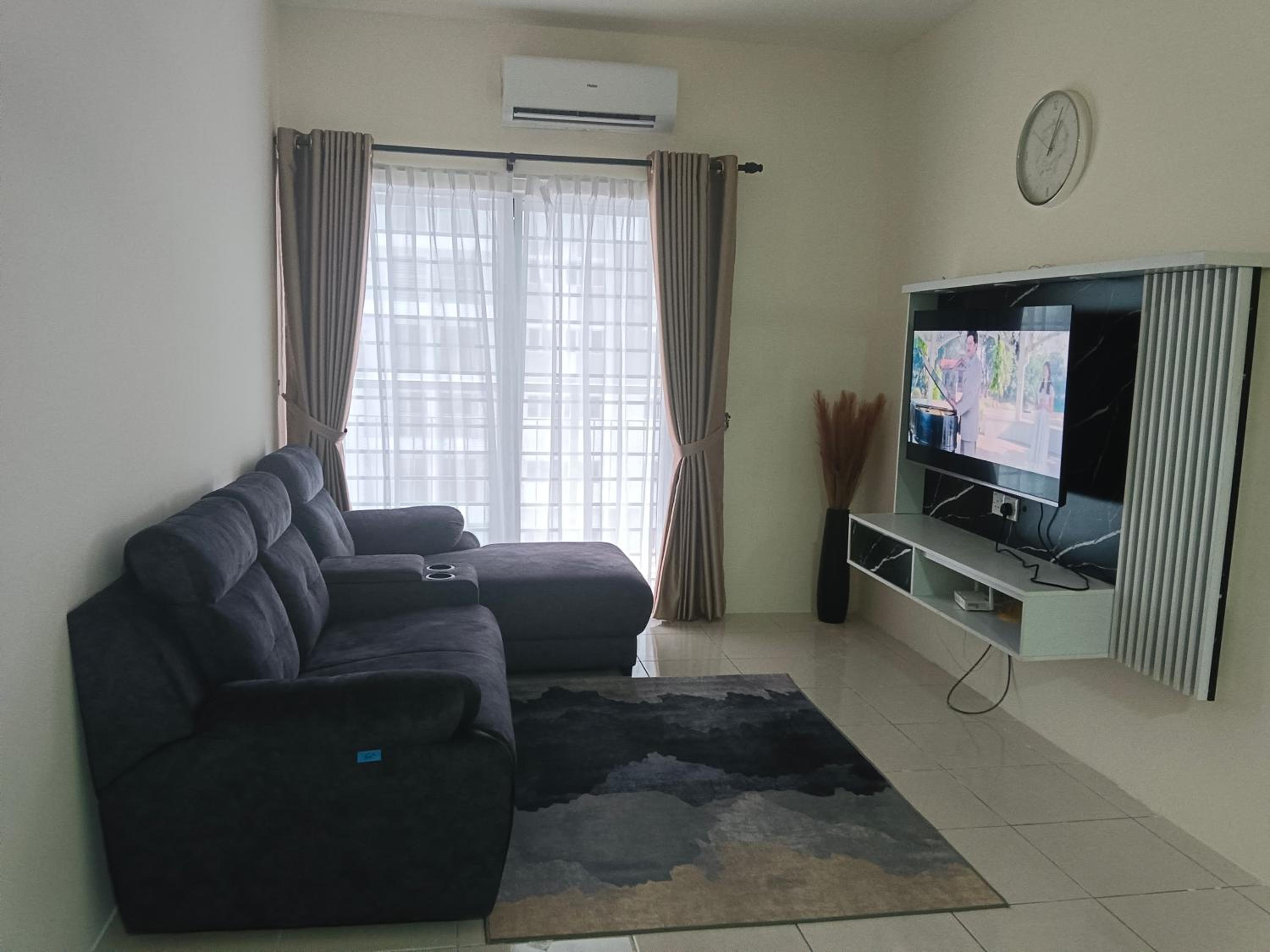 One-Bedroom Apartment photo 1