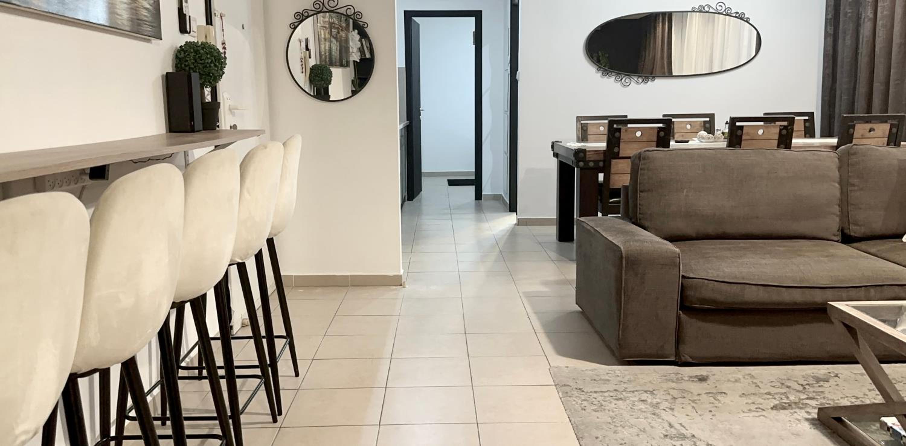 Deluxe Family Suite - Photo 17