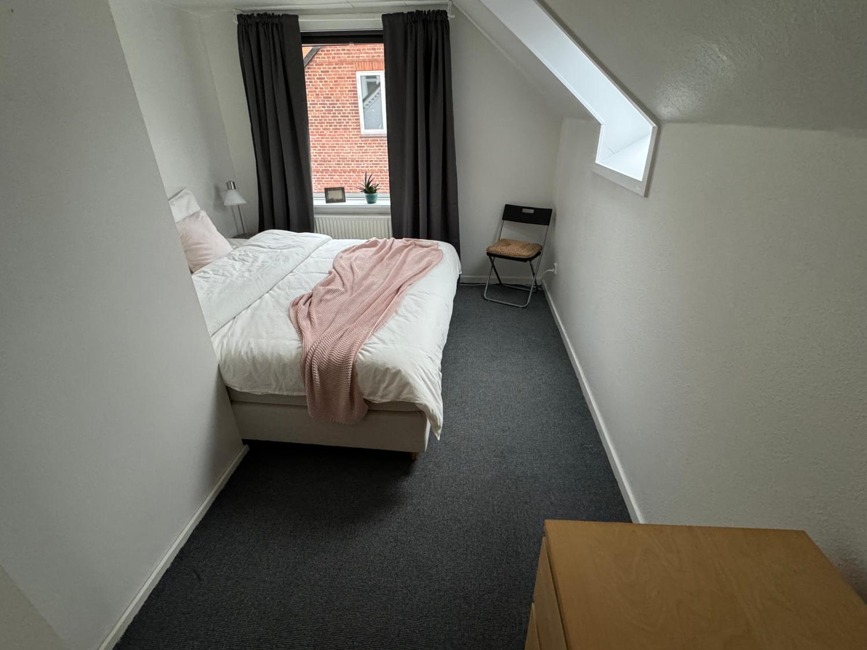 Six-Bedroom House photo 1