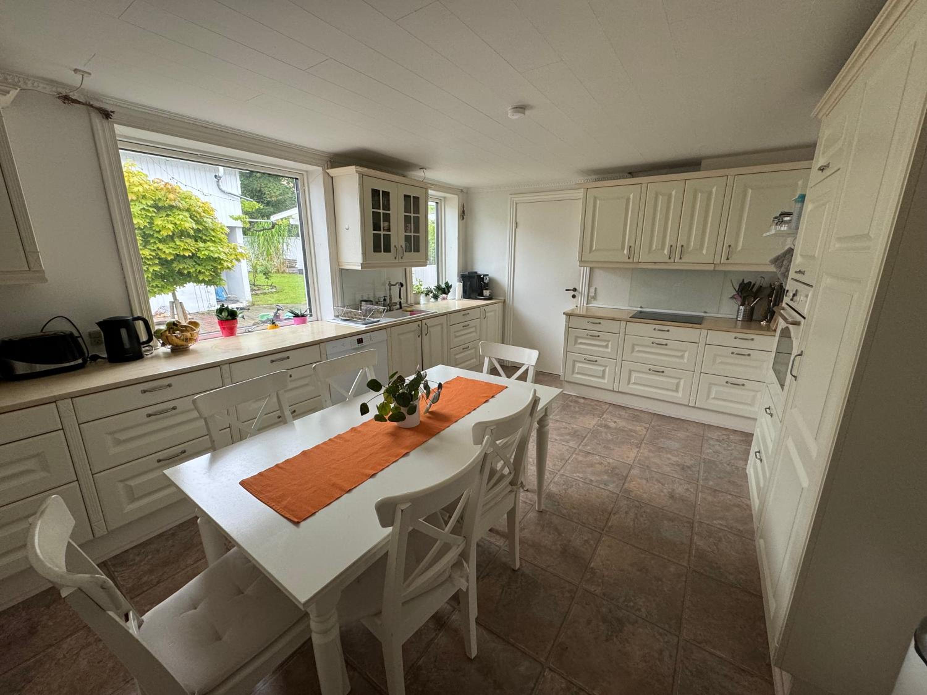 Six-Bedroom House photo 2