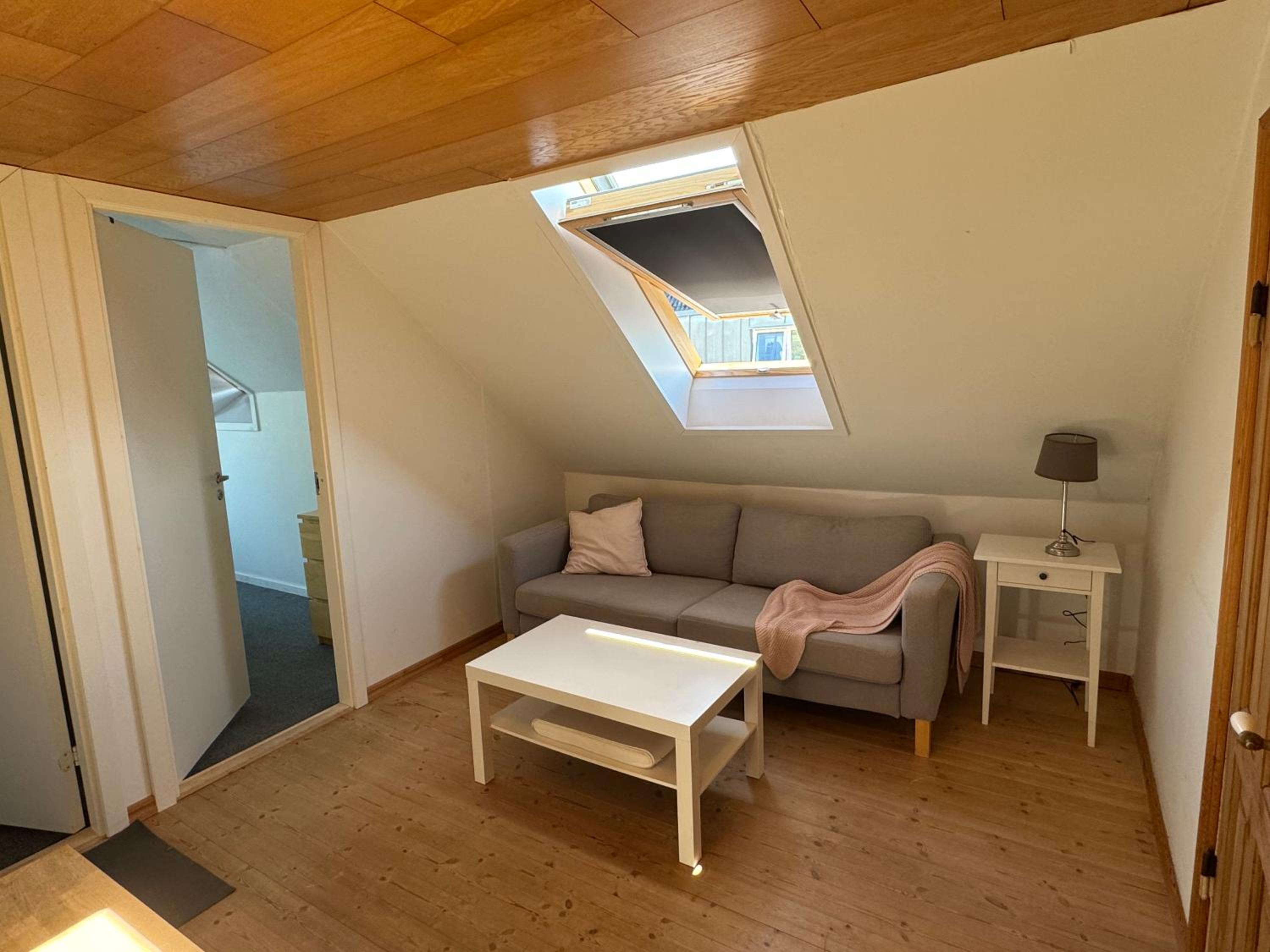 Six-Bedroom House photo 3
