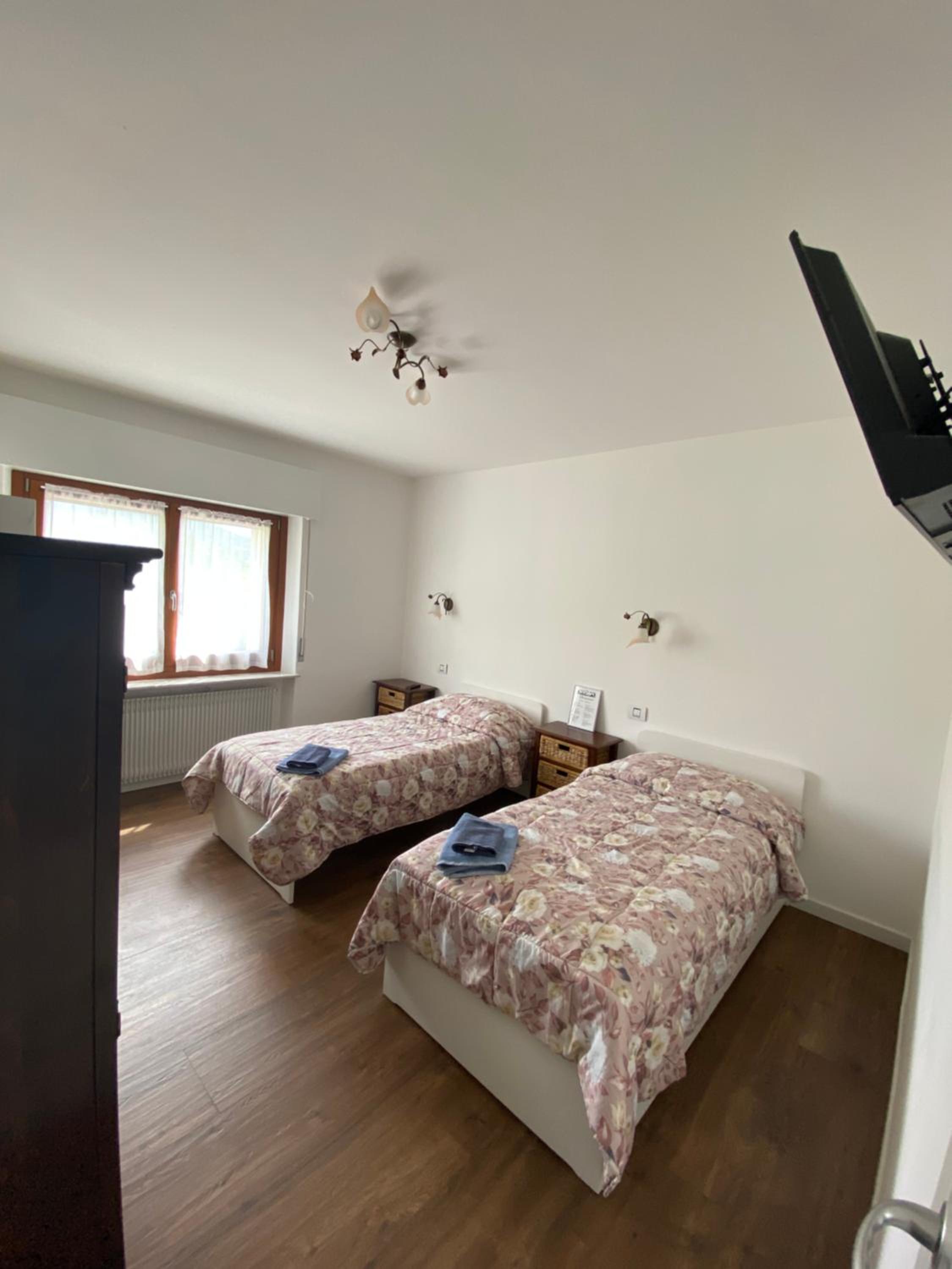 Double or Twin Room with Bathroom - Photo 1