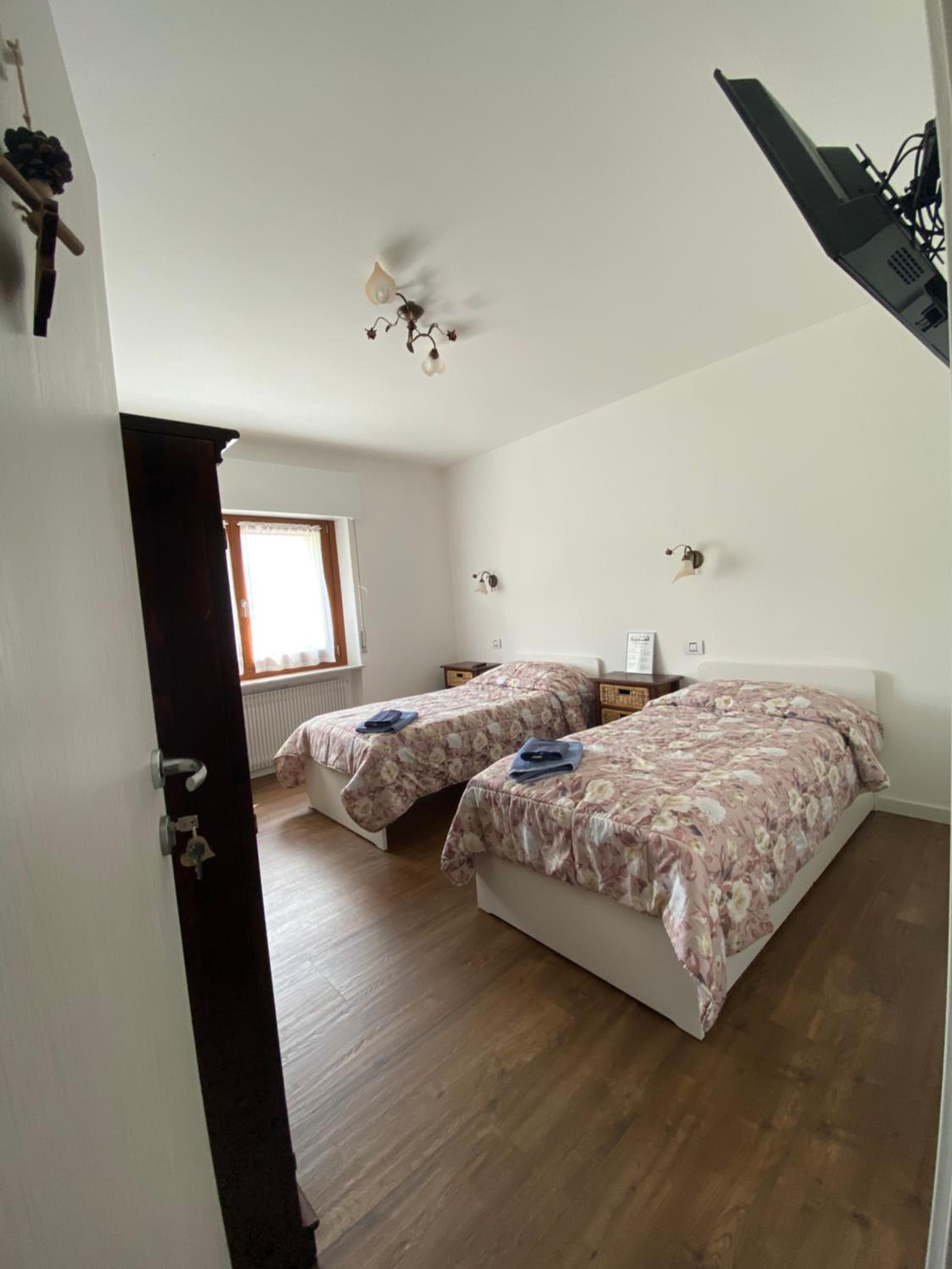 Double or Twin Room with Bathroom - Photo 3