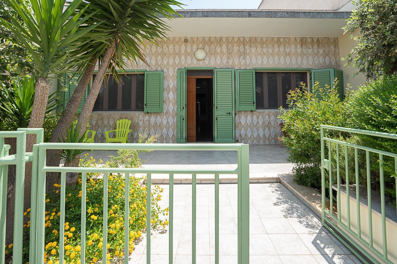 Three-Bedroom House photo 3