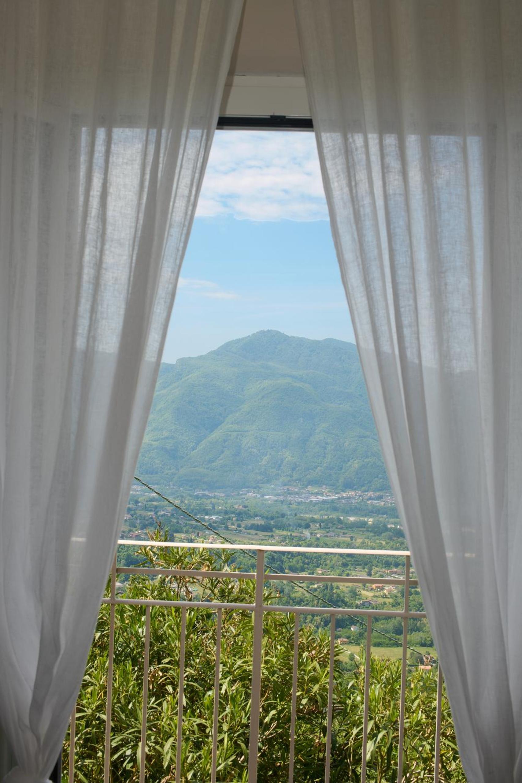 Deluxe Double Room with Balcony - Photo 12