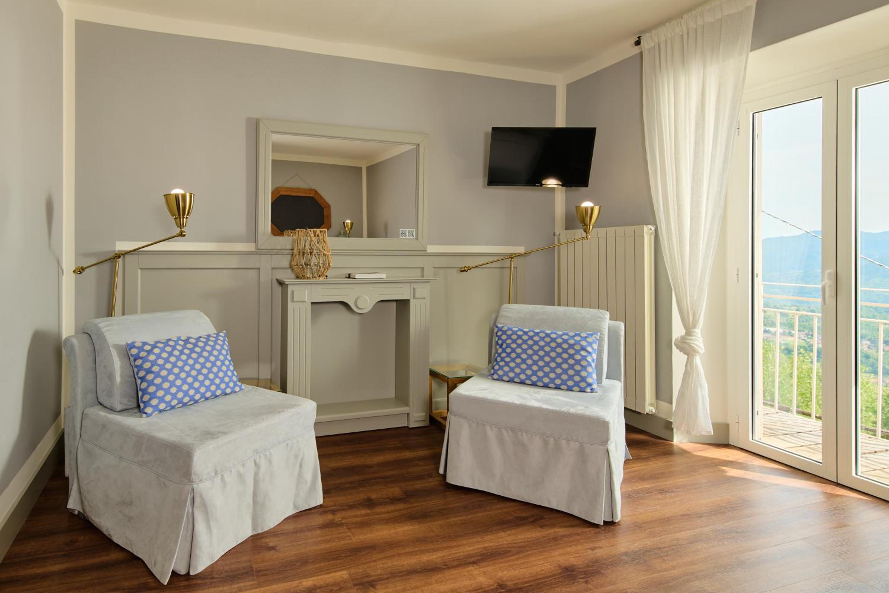 Deluxe Double Room with Balcony - Photo 14