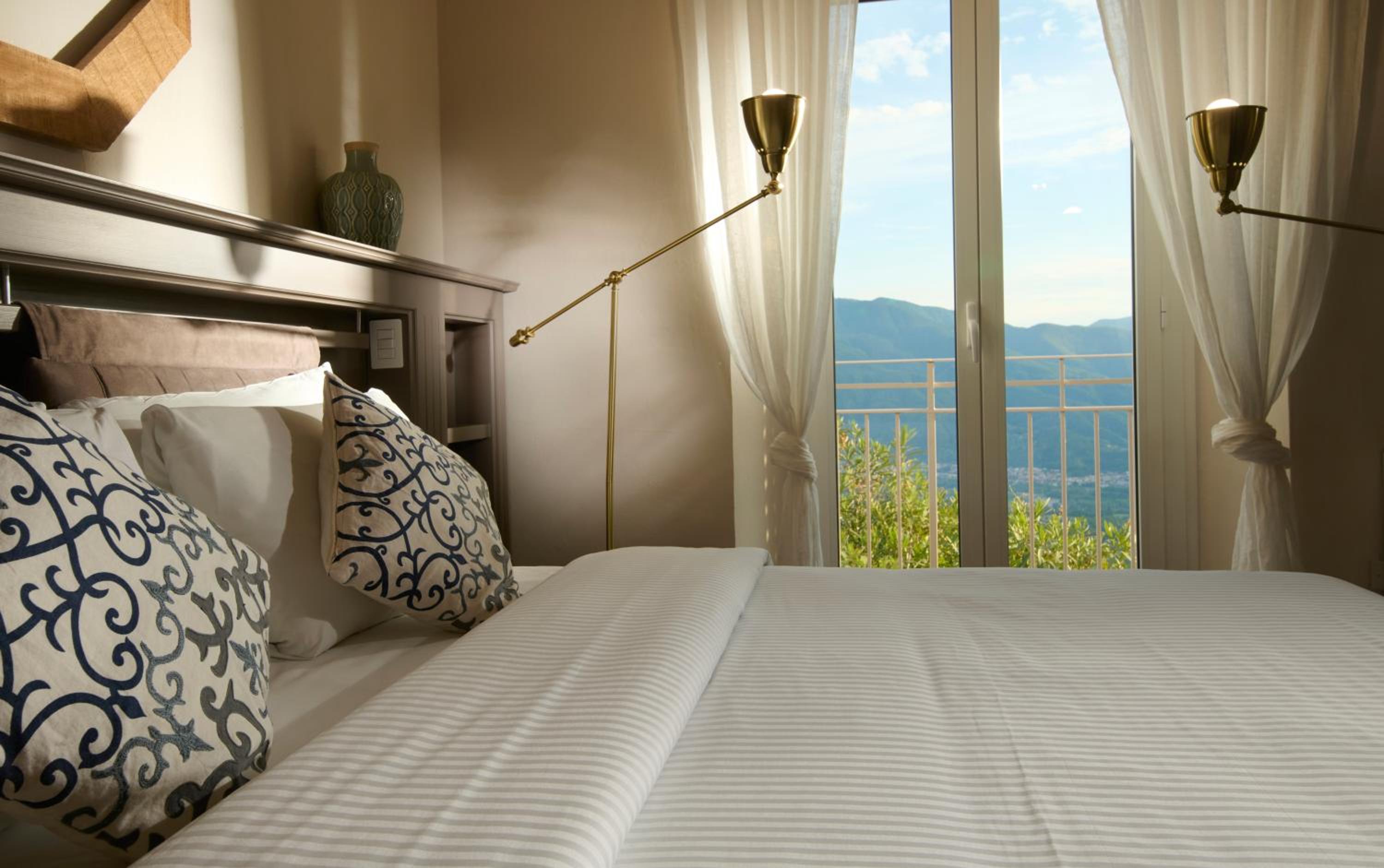 Deluxe Double Room with Balcony - Photo 6
