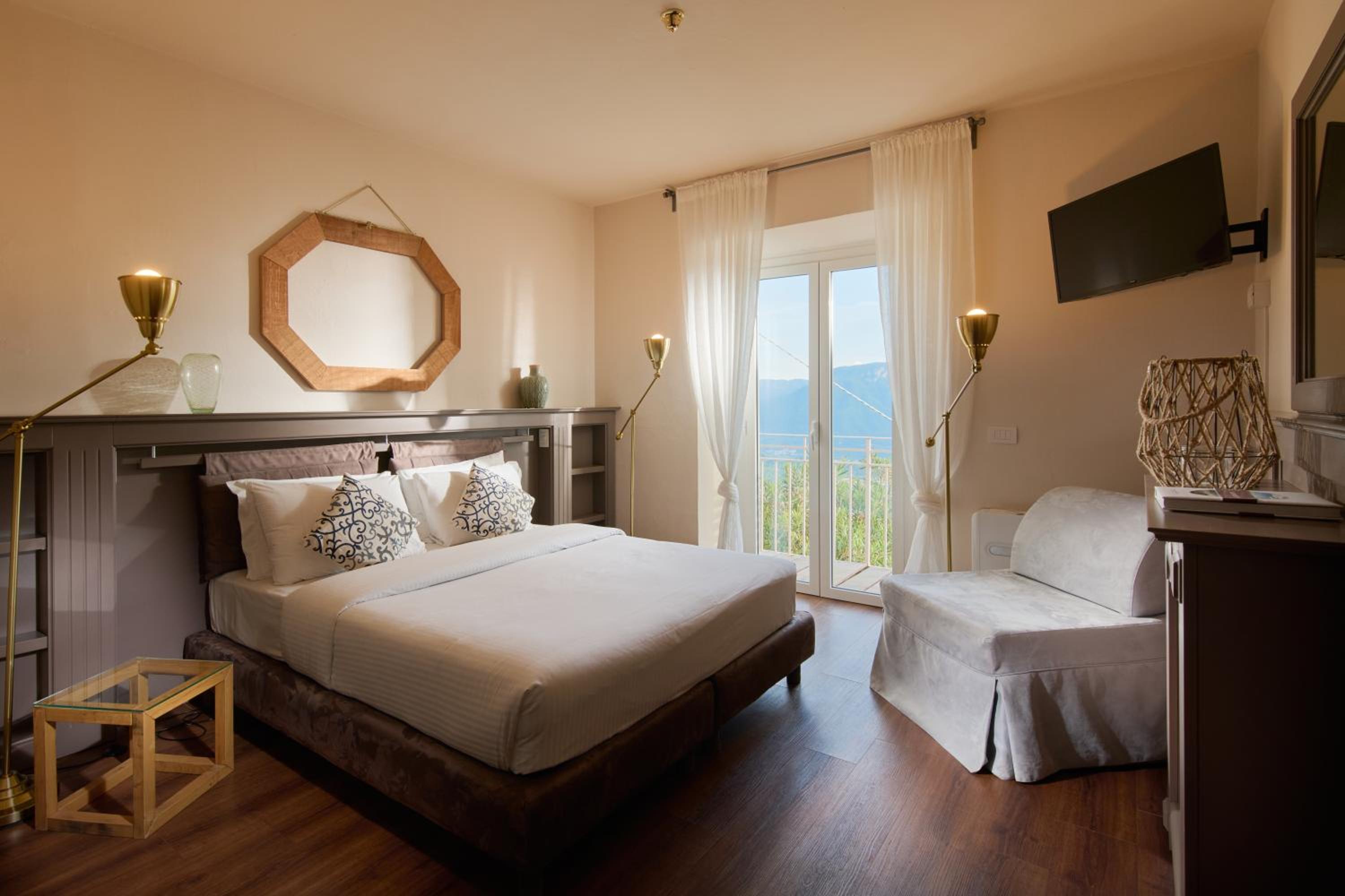 Deluxe Double Room with Balcony - Photo 25