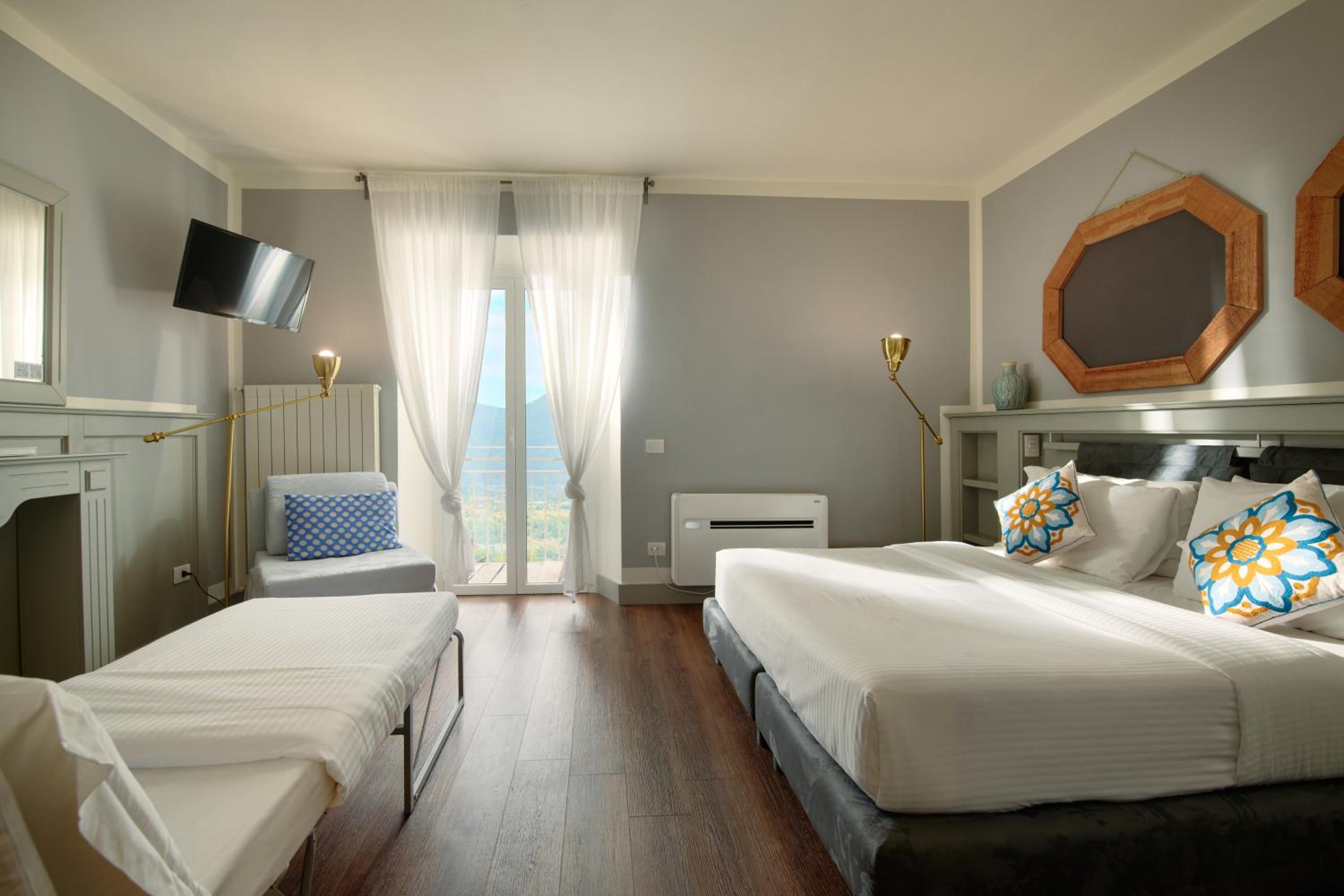 Deluxe Double Room with Balcony - Photo 26