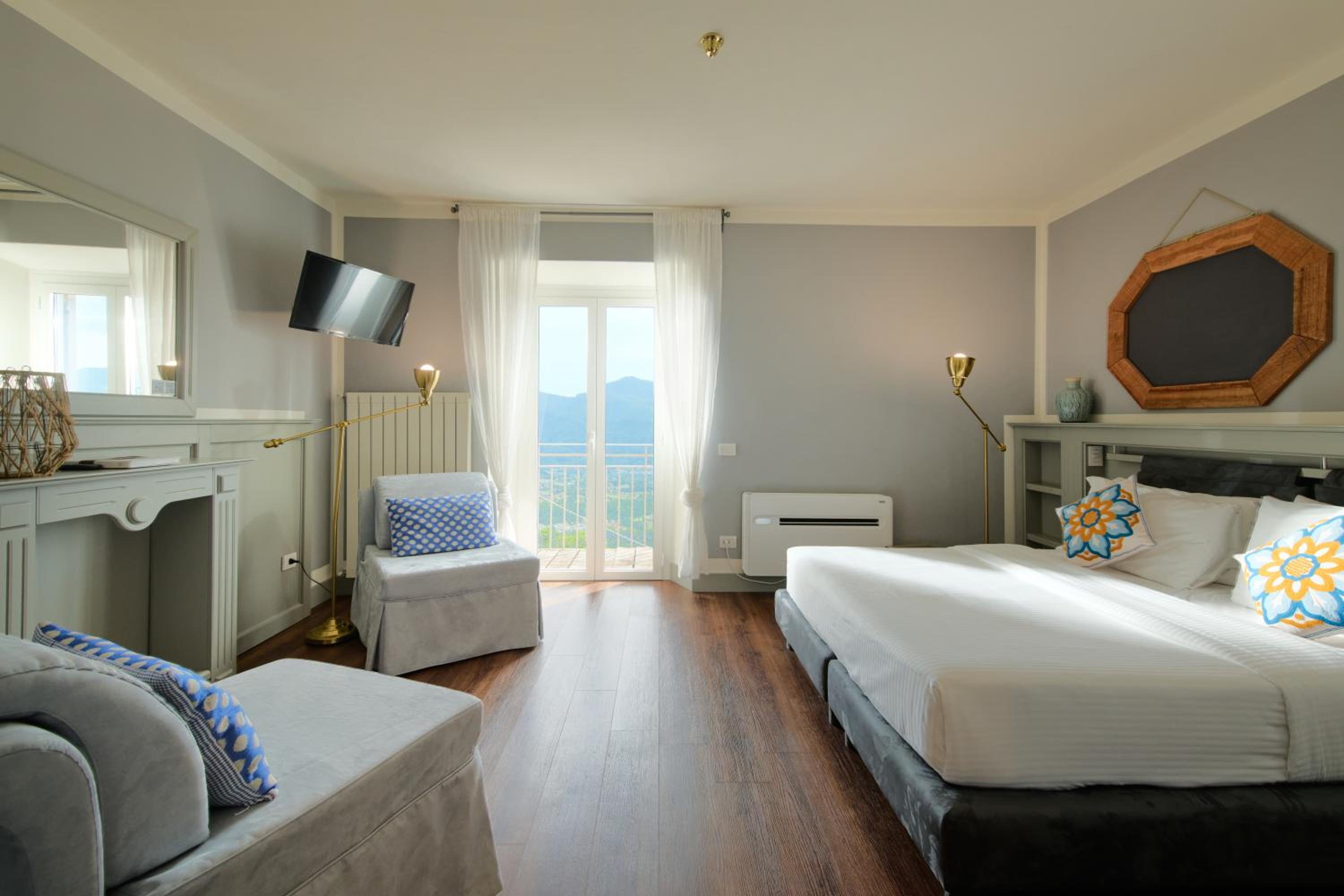 Deluxe Double Room with Balcony - Photo 28