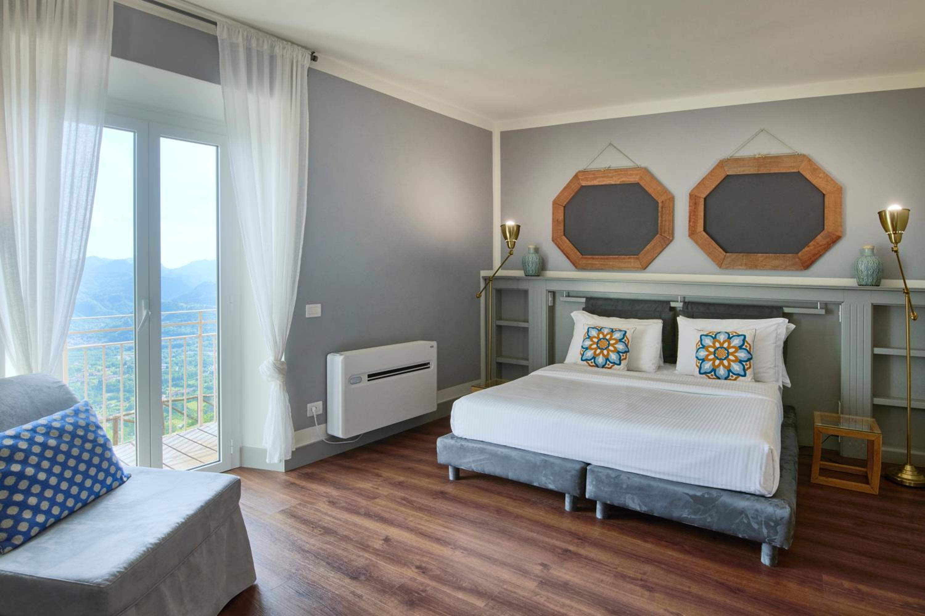 Deluxe Double Room with Balcony - Photo 5