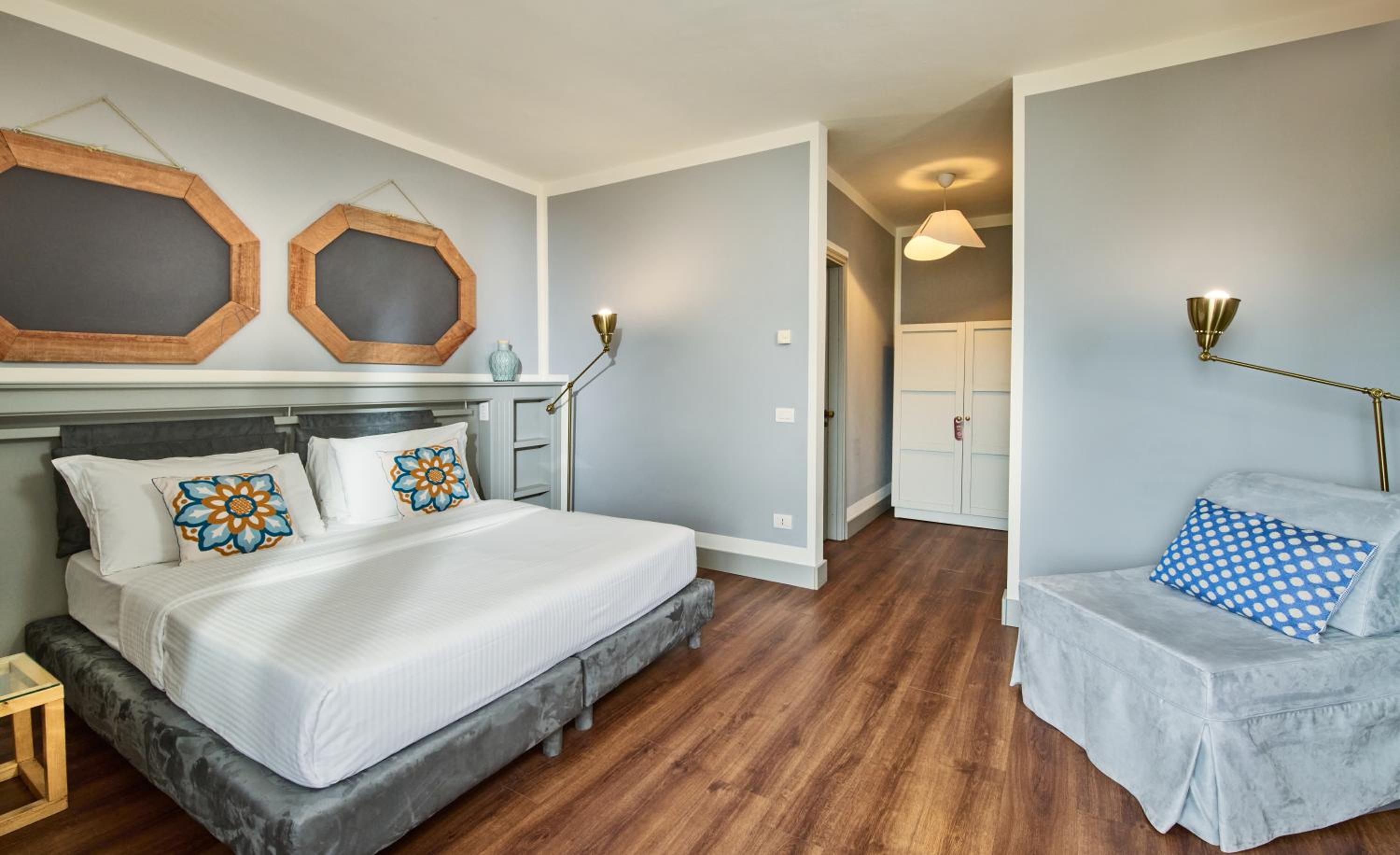 Deluxe Double Room with Balcony - Photo 29
