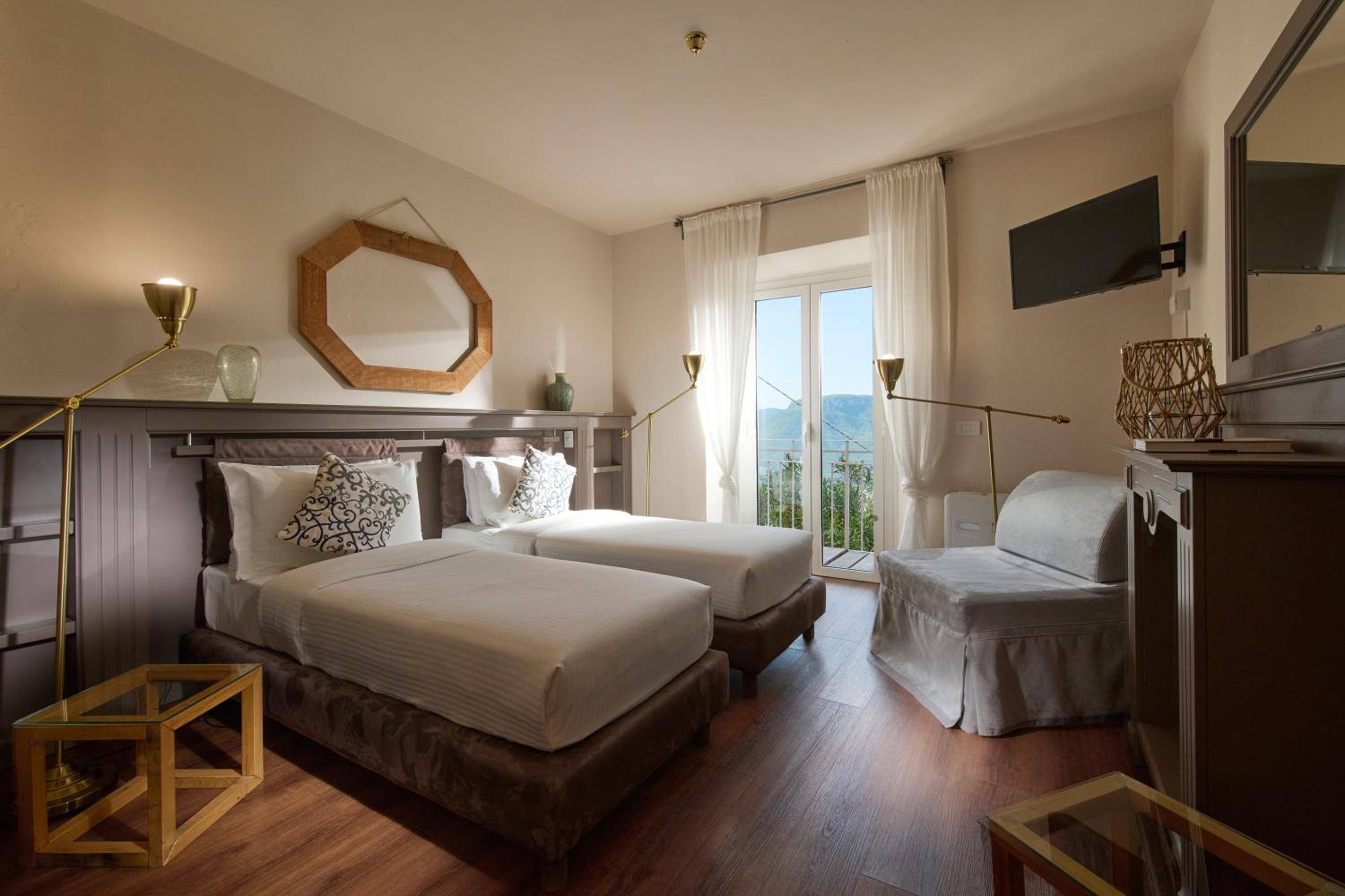 Deluxe Double Room with Balcony - Photo 15