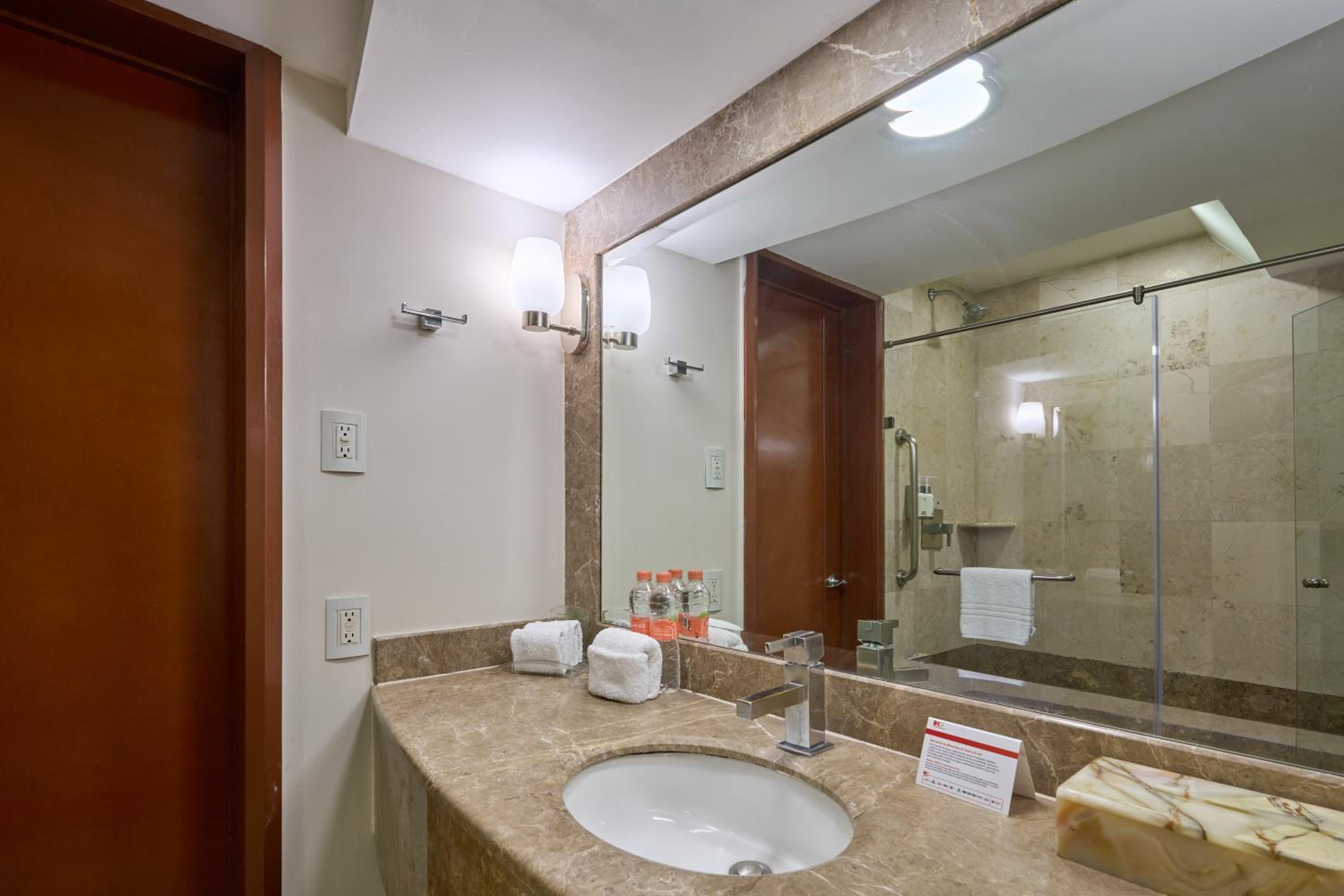 Executive Double Room with Two Double Beds - Non-Smoking - Photo 4