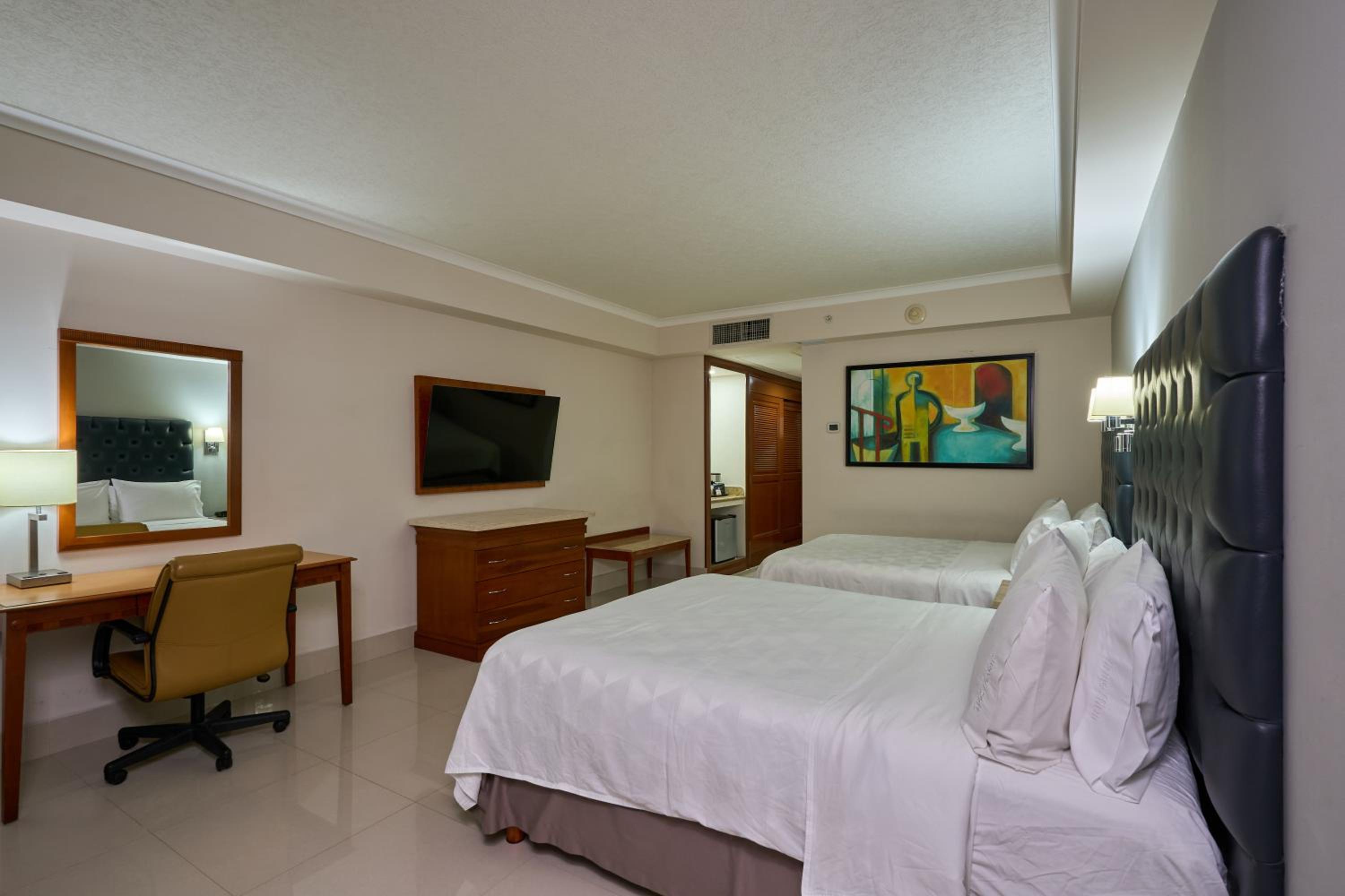 Executive Double Room with Two Double Beds - Non-Smoking - Photo 3