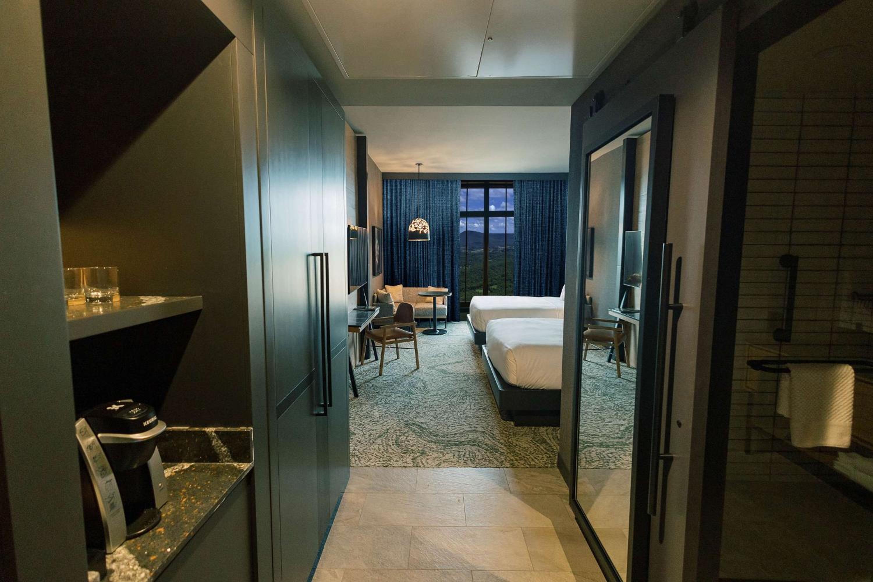 Queen Room with Two Queen Beds and Resort View Mobility Accessible - Photo 4