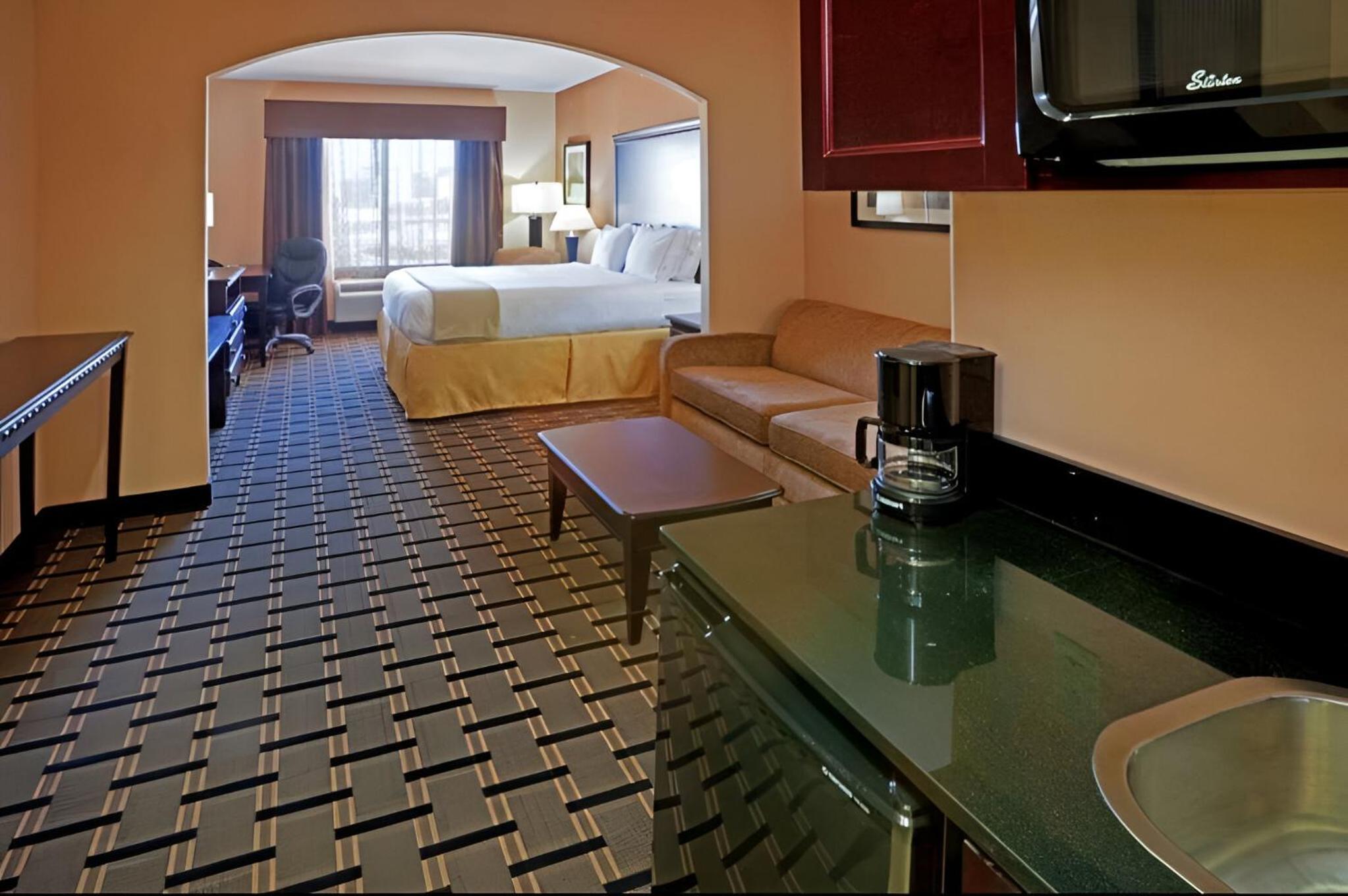 King Suite with Sofa Bed - Non Smoking - Photo 3