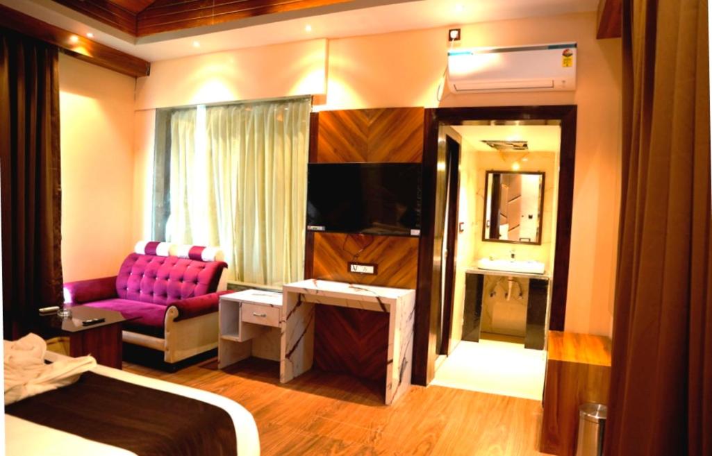 Deluxe Double Room With Side Sea View