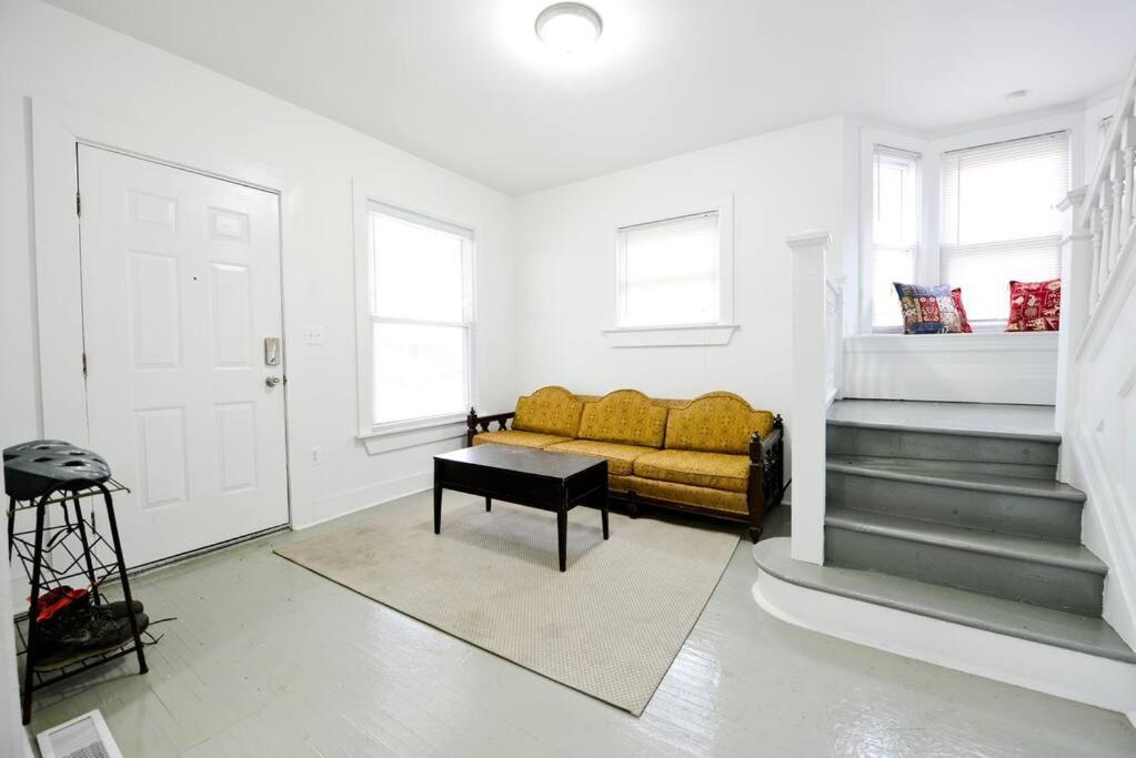 Five-Bedroom House photo 3