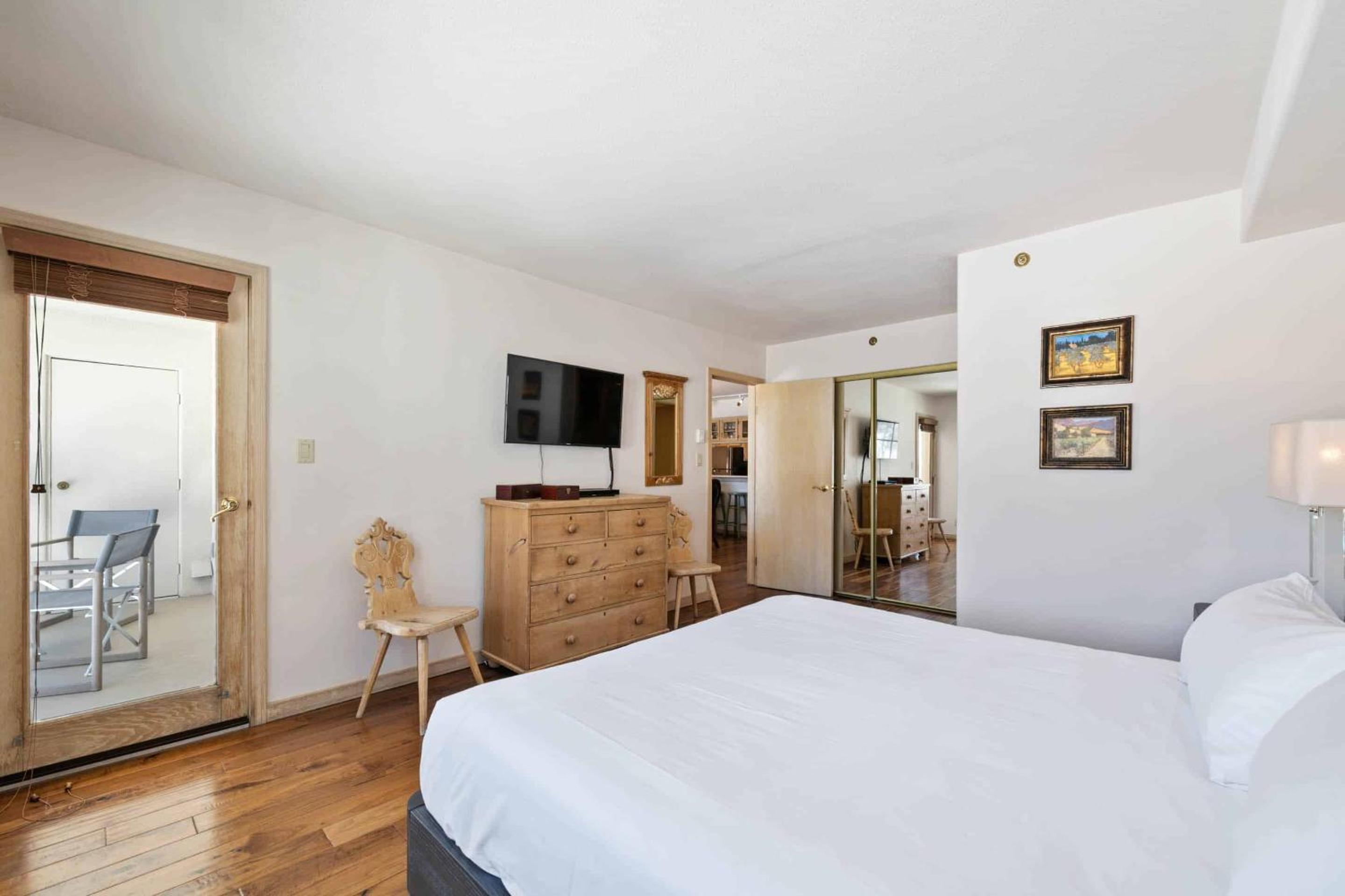 Two-Bedroom Apartment with Mountain View photo 1