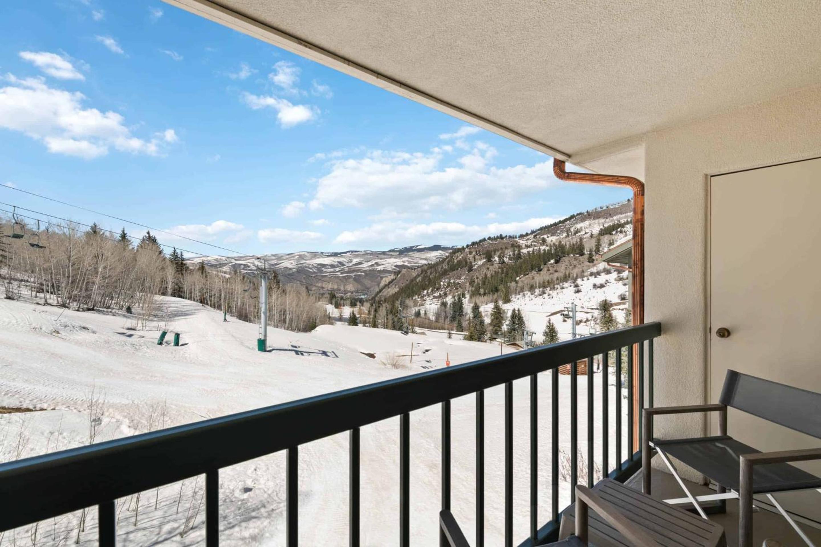 Two-Bedroom Apartment with Mountain View photo 3
