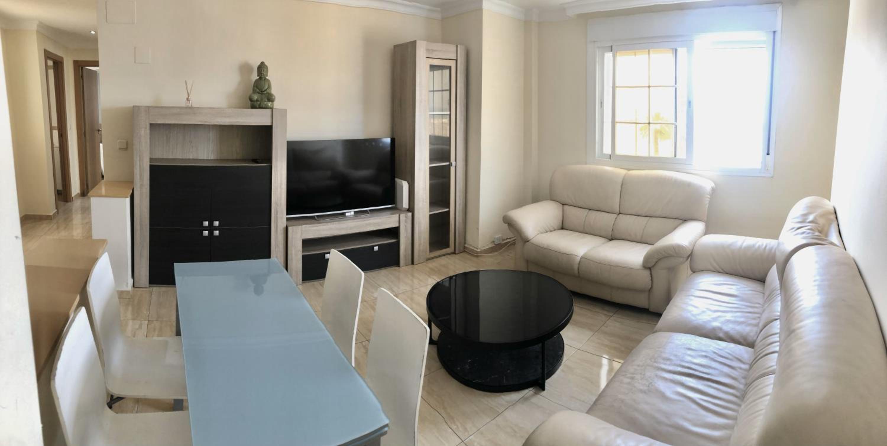 Apartamento de dos habitaciones con balcón y vista al mar