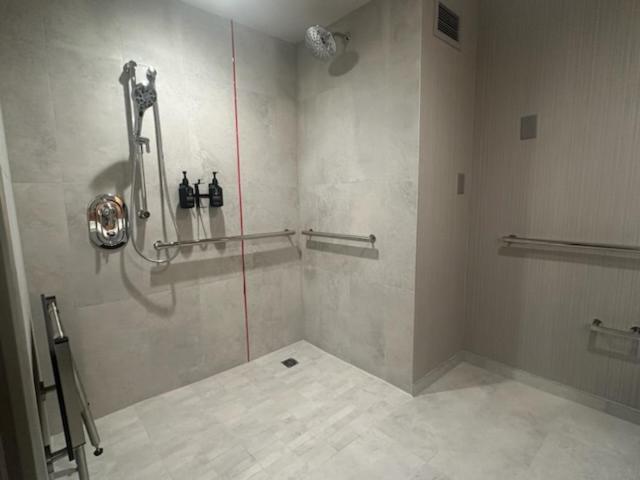King Room - Mobility Access/Roll in Shower - Non-Smoking - Photo 3