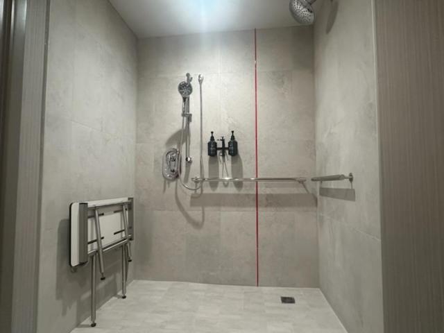 King Room - Mobility Access/Roll in Shower - Non-Smoking - Photo 4