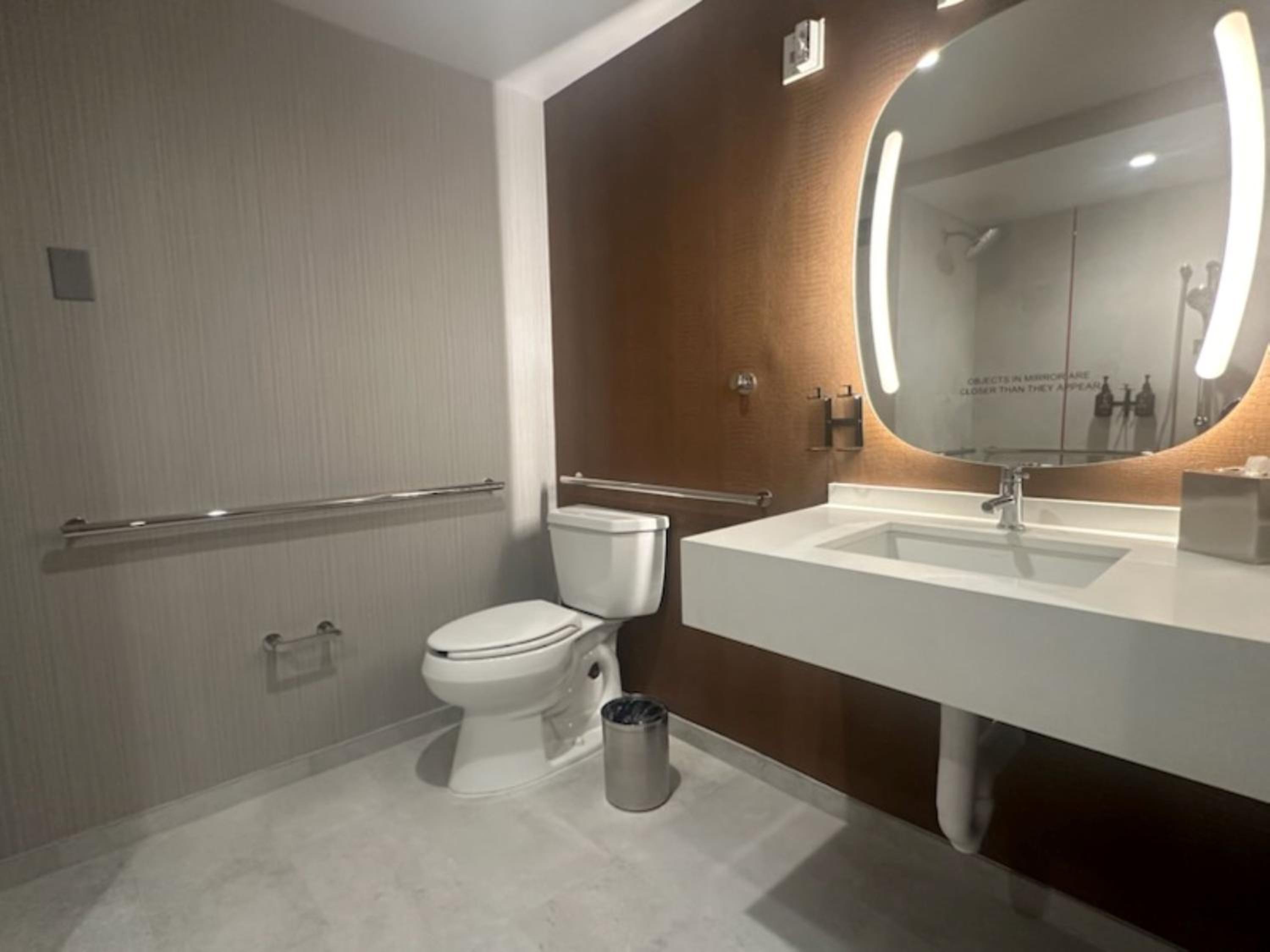 King Room - Mobility Access/Roll in Shower - Non-Smoking - Photo 1