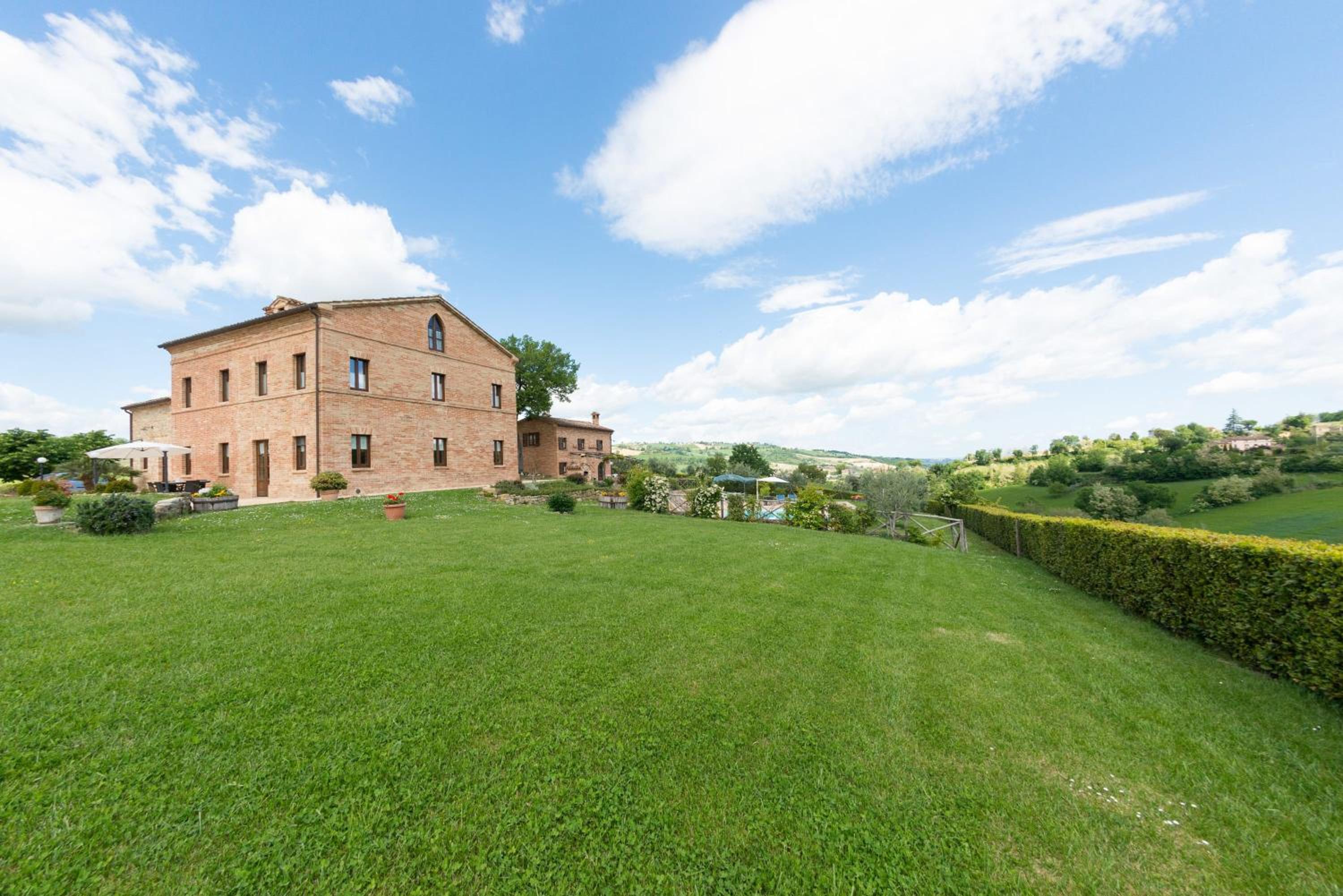 Seven-Bedroom Villa photo 3