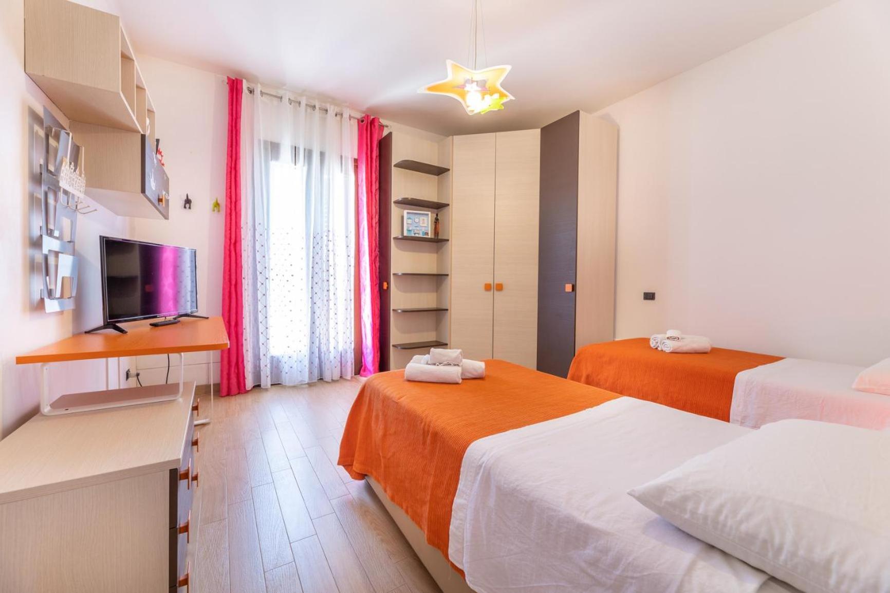 Six-Bedroom Villa  photo 2