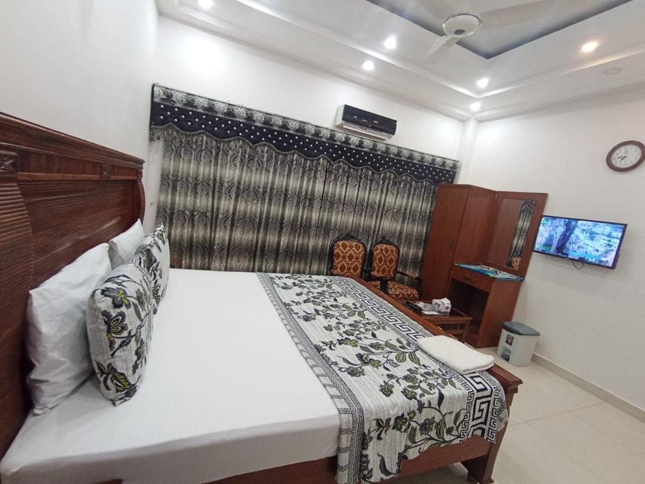 Twin Room with Bathroom photo 3