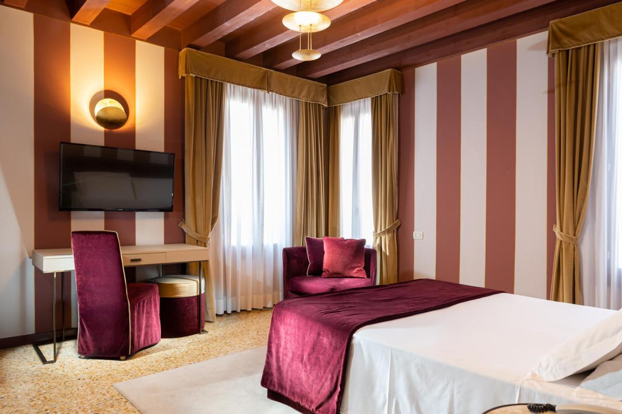 Superior Double Room with Canal View photo 2