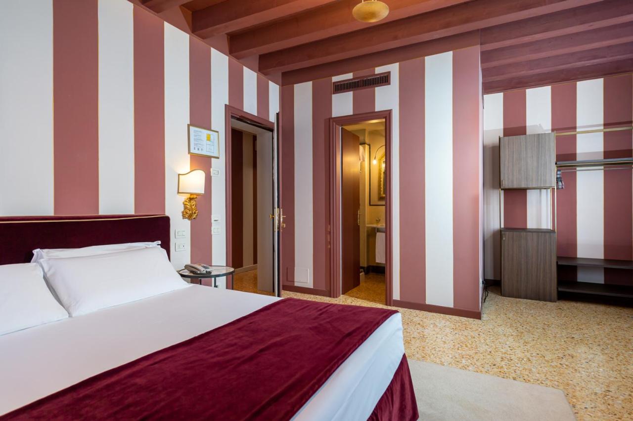 Superior Double Room with Canal View photo 3