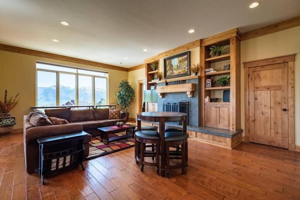 Six-Bedroom House photo 1