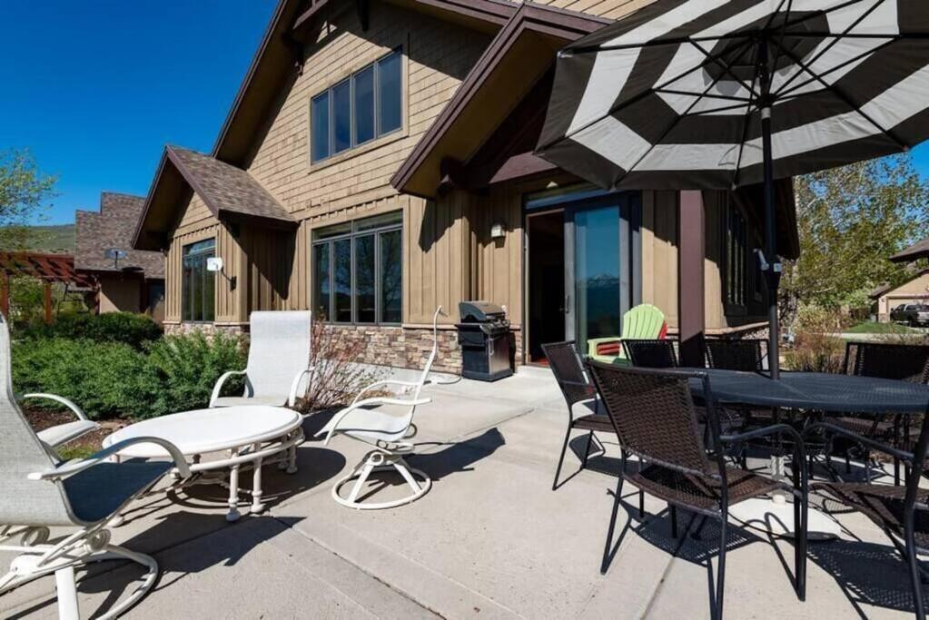 Six-Bedroom House photo 2