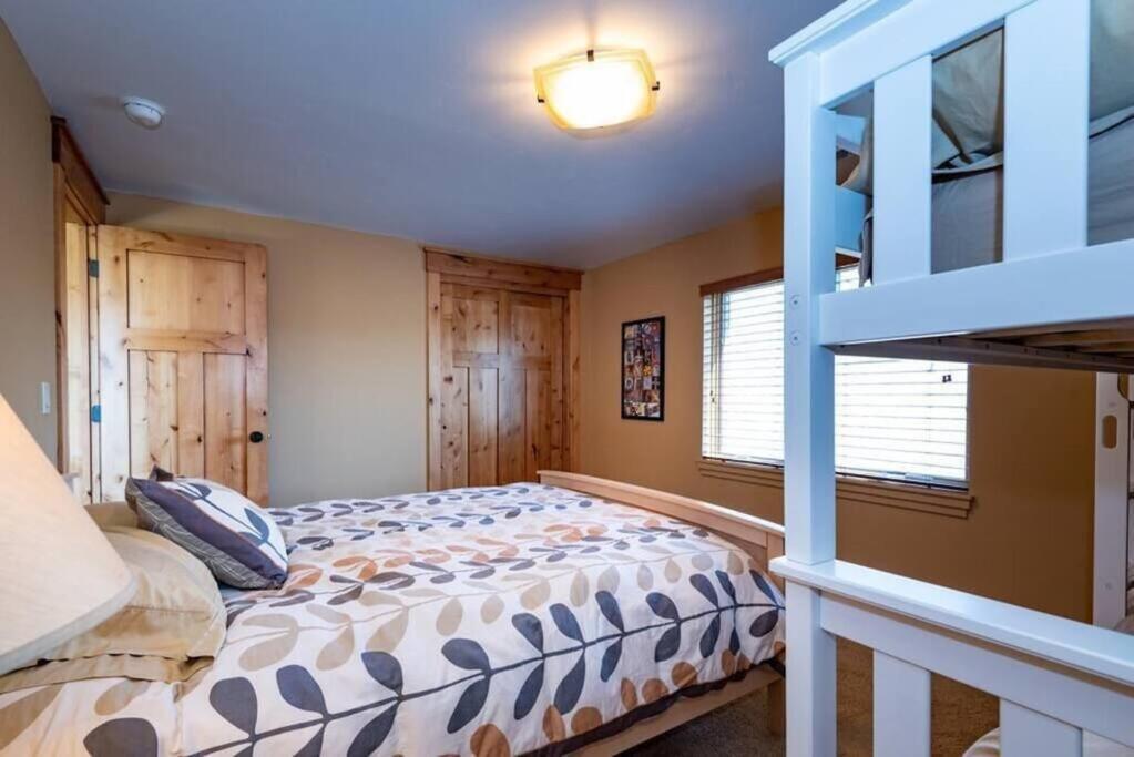 Six-Bedroom House photo 3