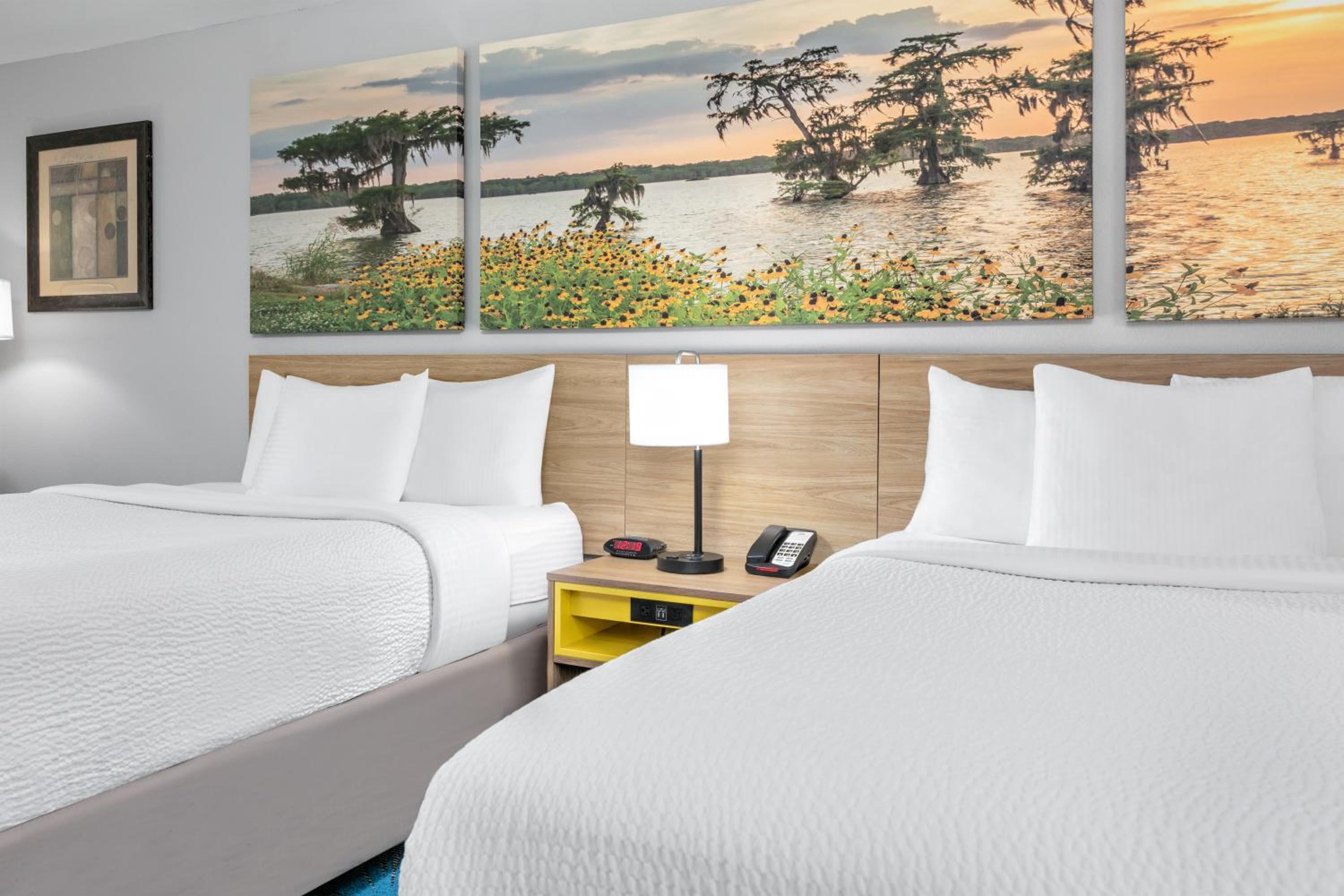 Queen Room with Two Queen Beds - Non-Smoking - Photo 2