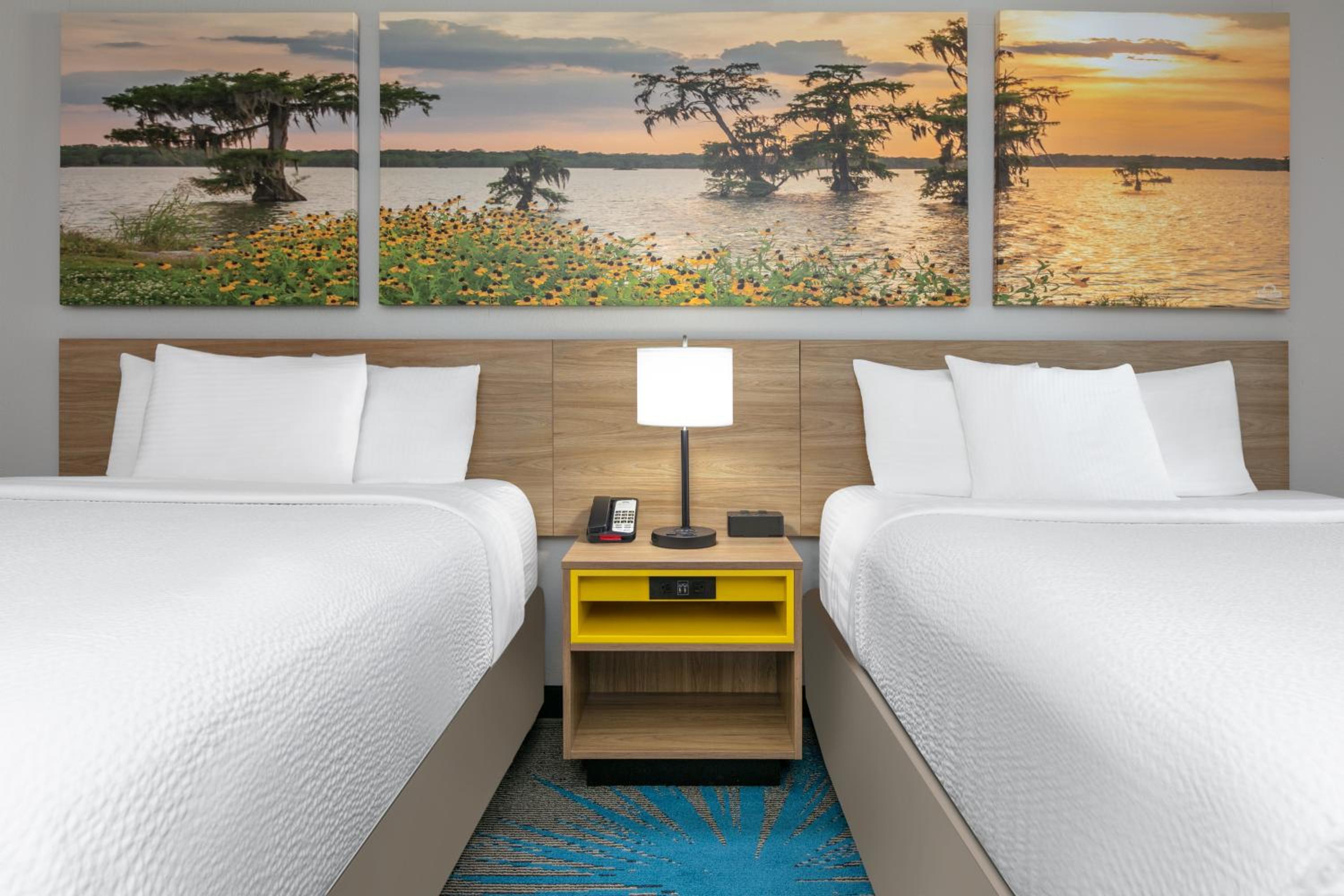 Queen Room with Two Queen Beds - Non-Smoking - Photo 7