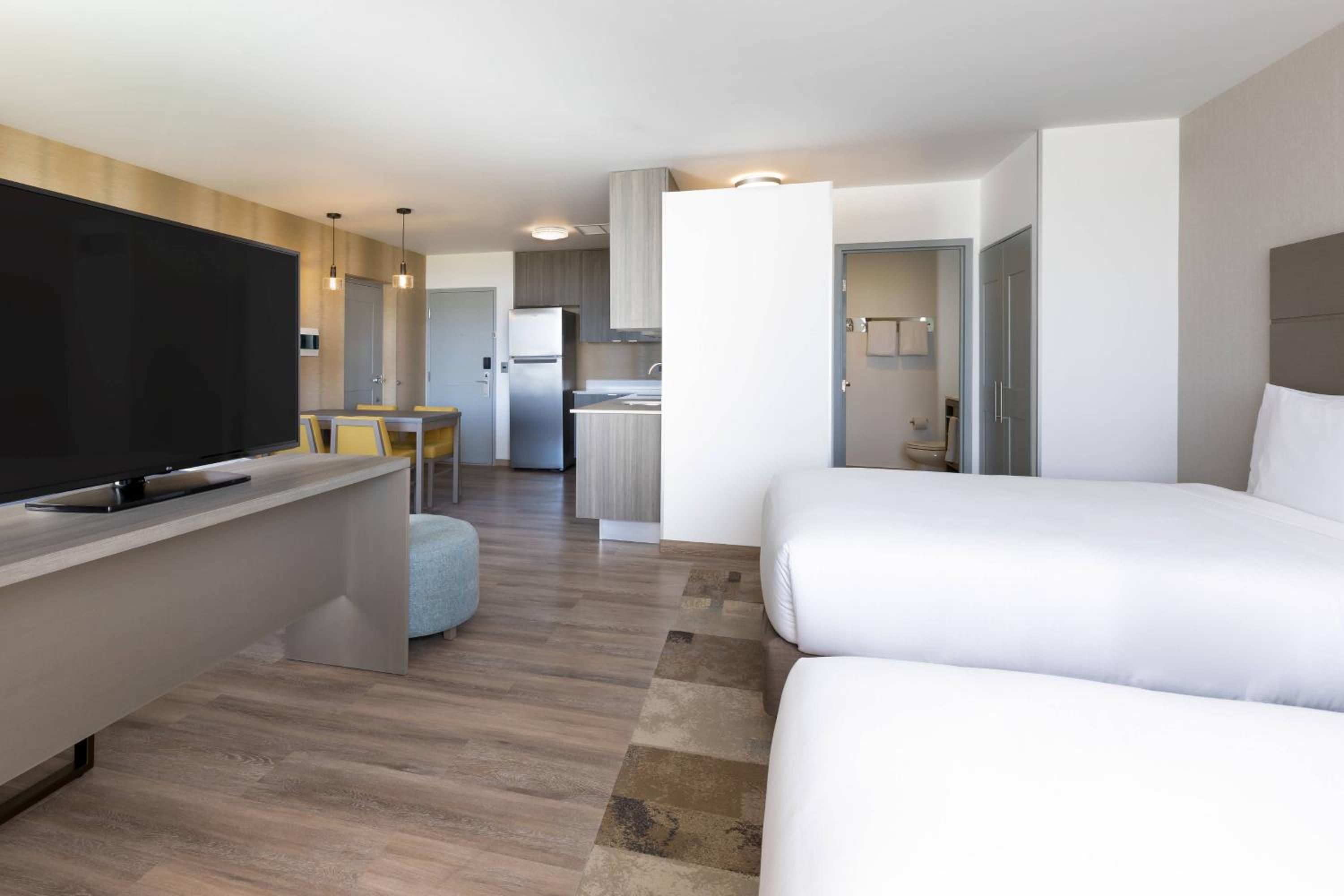 Studio with Two Queen Beds with Balcony and Garden View - Photo 4