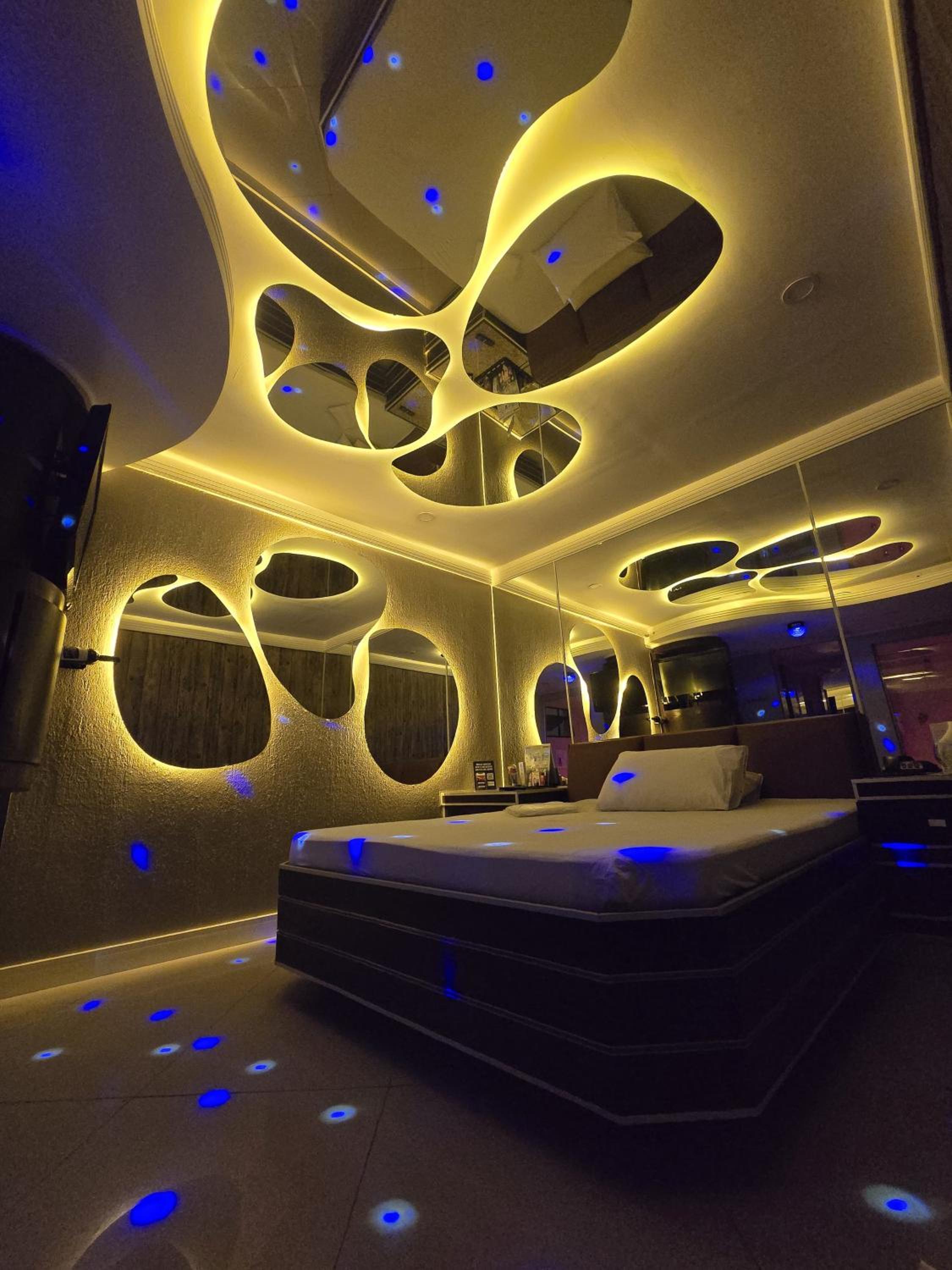 Queen Suite with Spa Bath - Photo 3