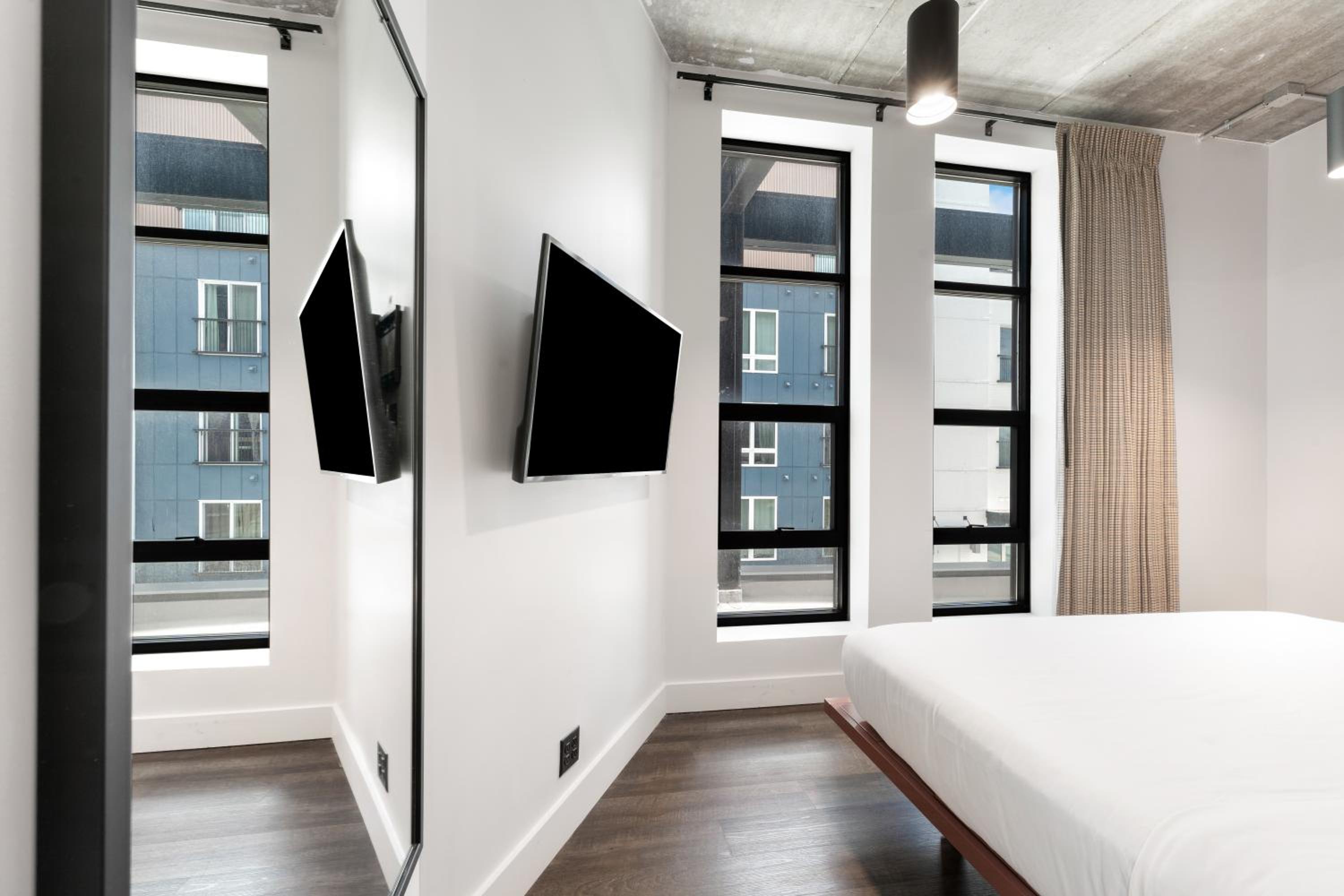 King Bed Junior Suite with Kitchenette - Photo 6
