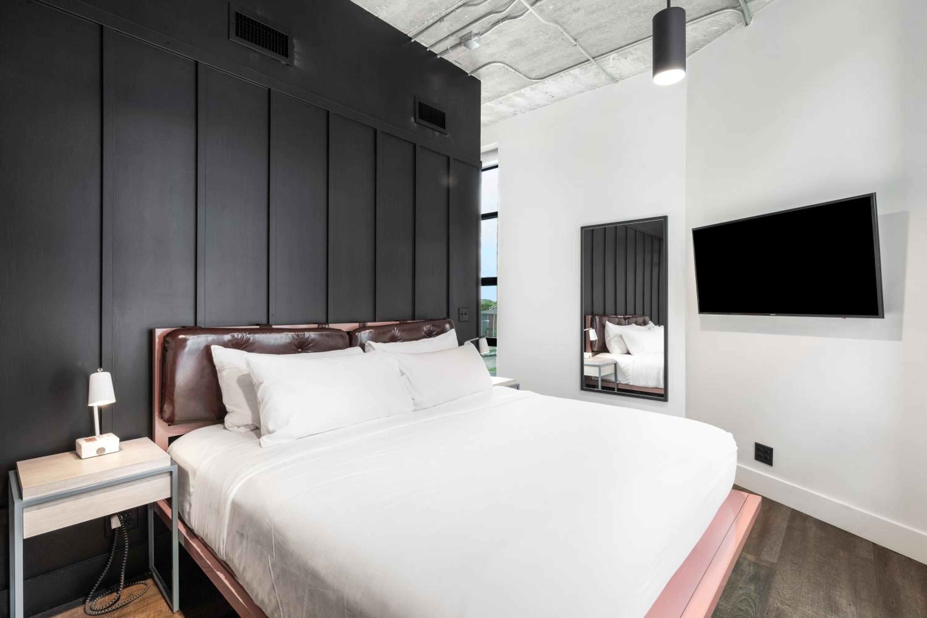 King Bed Junior Suite with Kitchenette - Photo 7