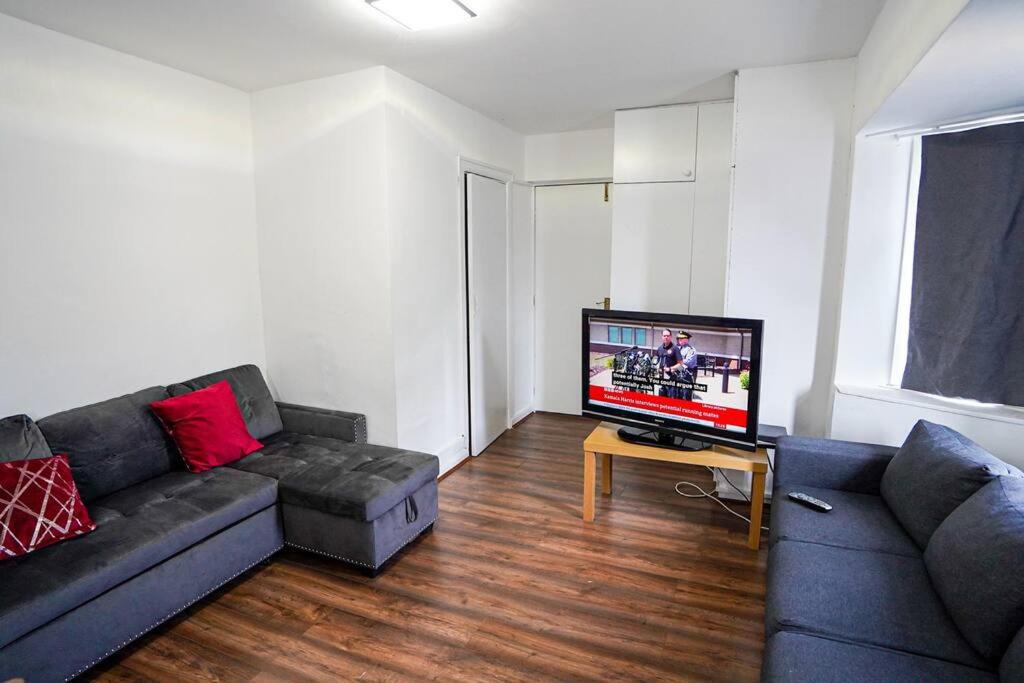Three-Bedroom Apartment photo 1