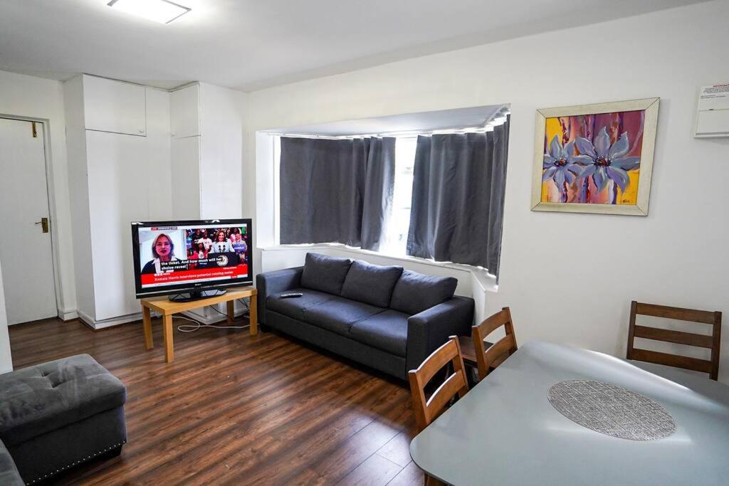 Three-Bedroom Apartment photo 2