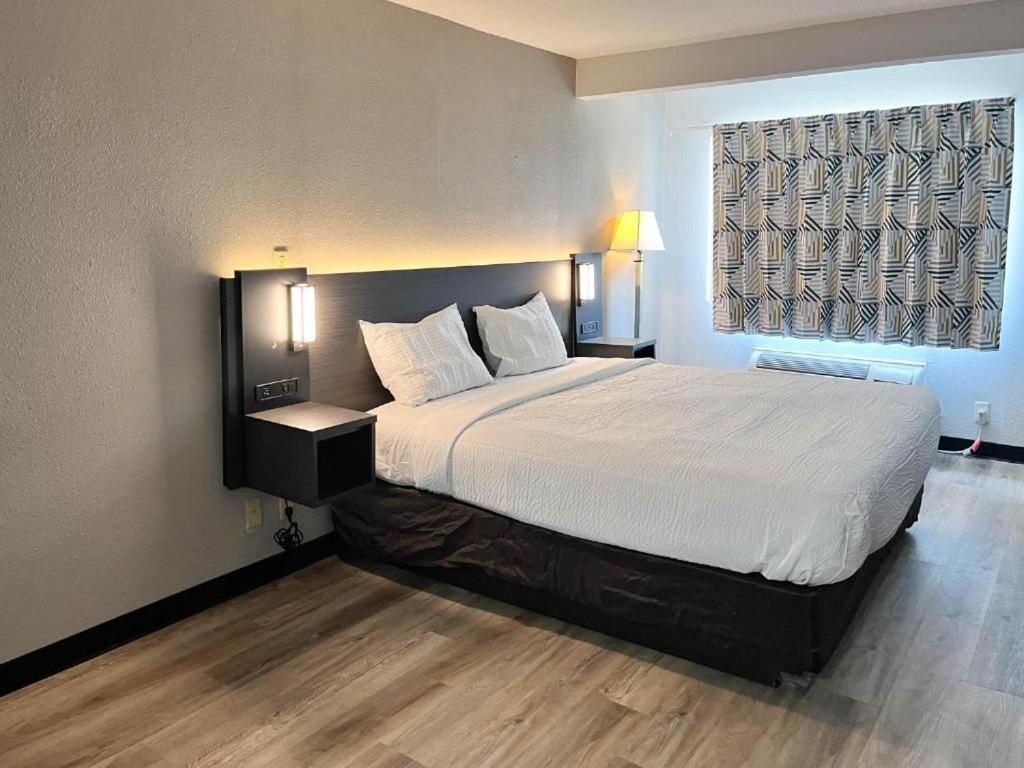 Deluxe King Room - Non-Smoking - Photo 1