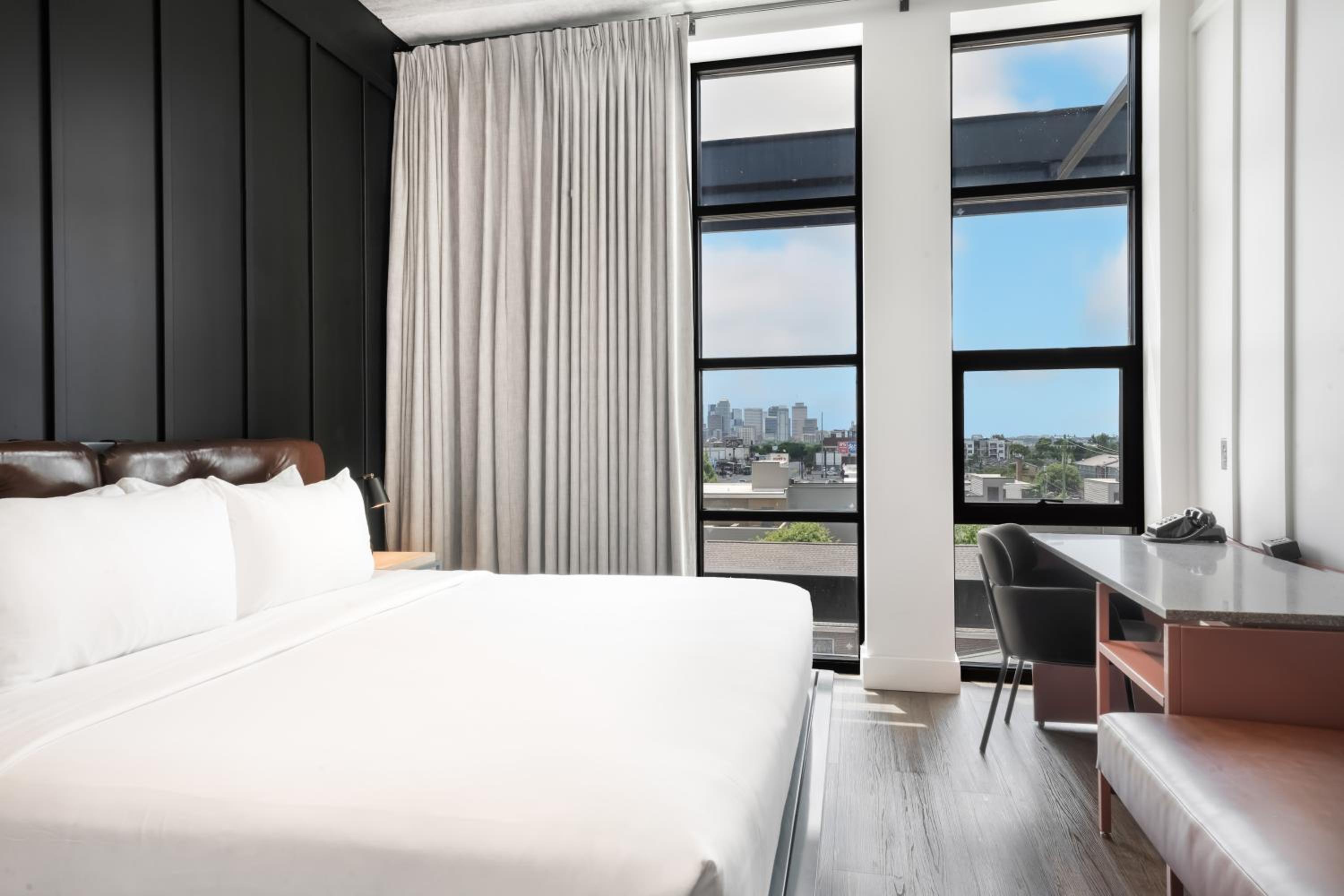 Skyline View King Room - Photo 3